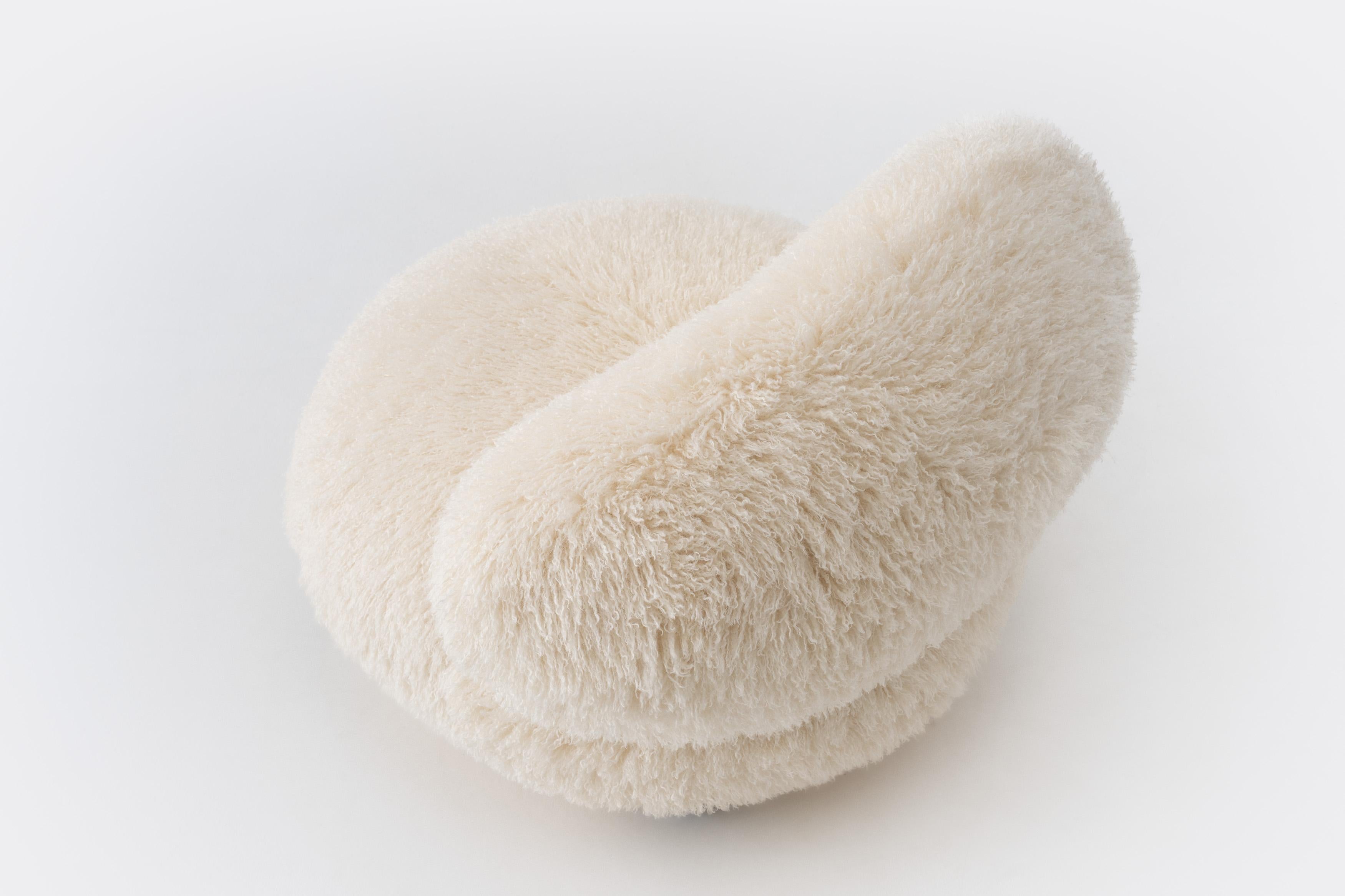 Moderner Flock Loungesessel Fluffy Edition in Azur elfenbeinfarbenem Elfenbein-Kunstpelz von NOOM im Angebot 4