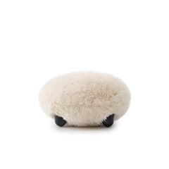 Moderner Uhrenhocker Flock Pouf Fluffy Edition in Premium Azur Elfenbein Faux Fur von NOOM