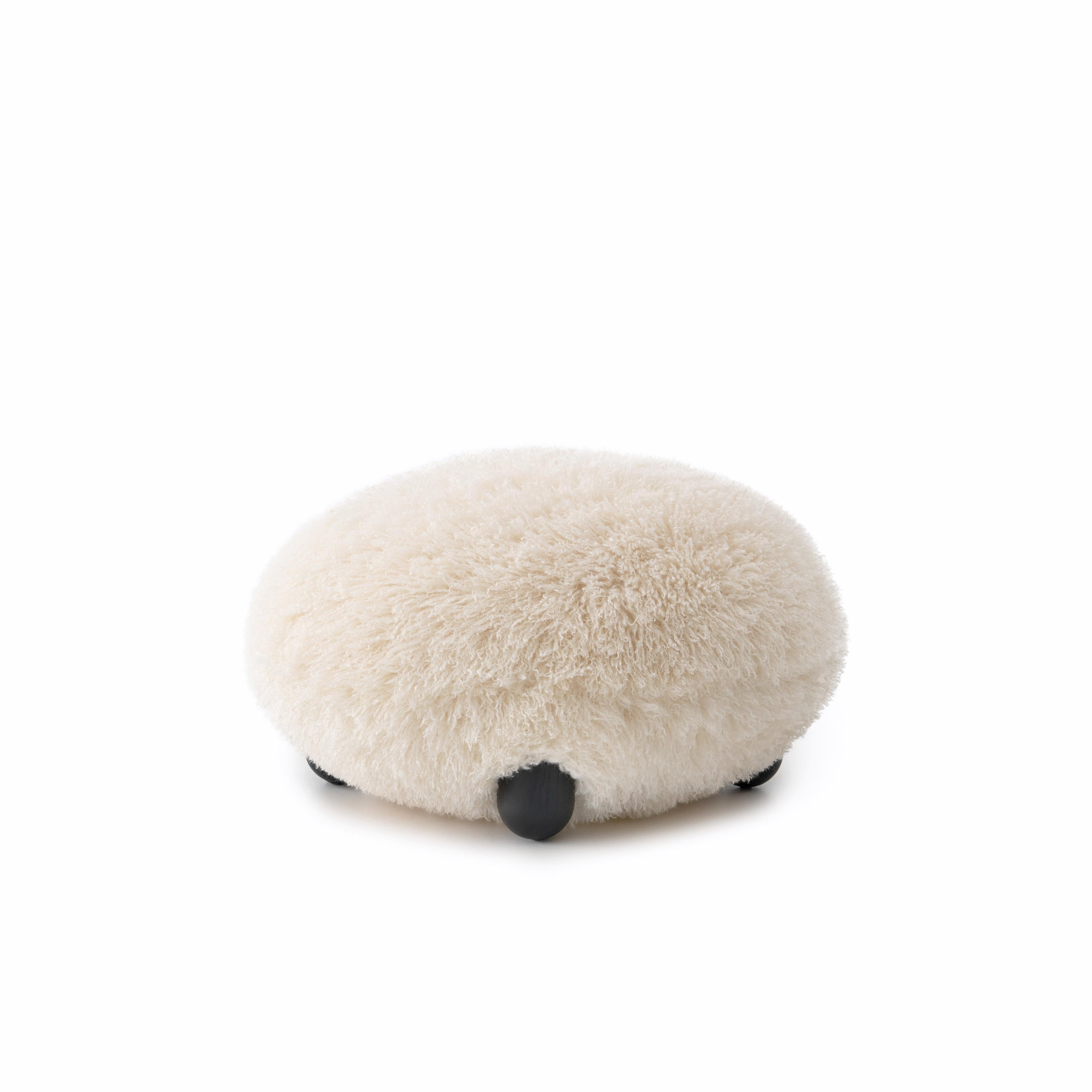 Moderno Pouf Modern Flock Fluffy Edition in ecopelliccia Premium Azur avorio di NOOM in vendita