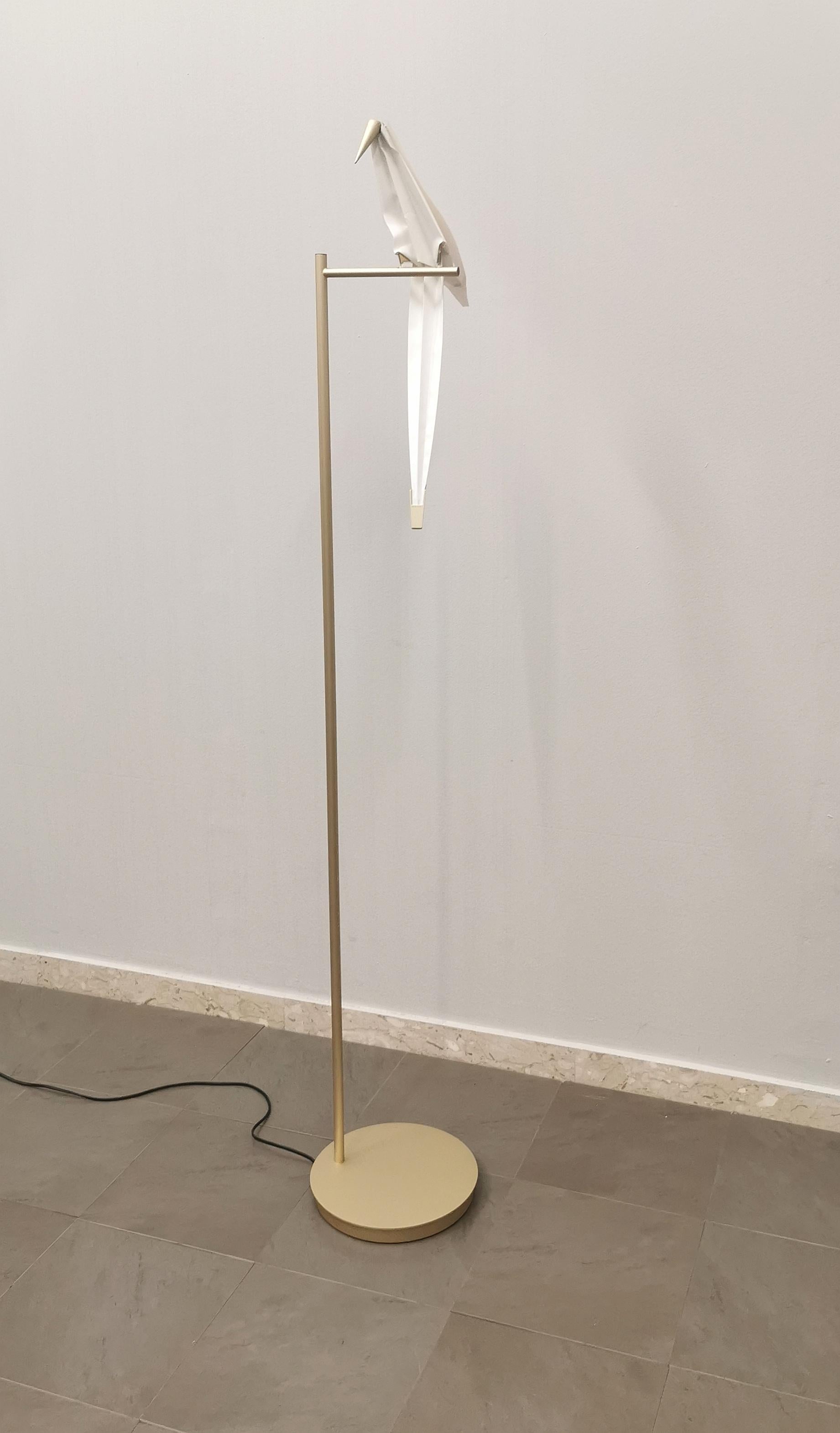 Floor lamp designed by designer Umut Yamac and produced in Holland by the modern design company Moooi between the early and mid-2000s. The lamp has a circular base with a golden metal stem that support a synthetic paper diffuser representing a