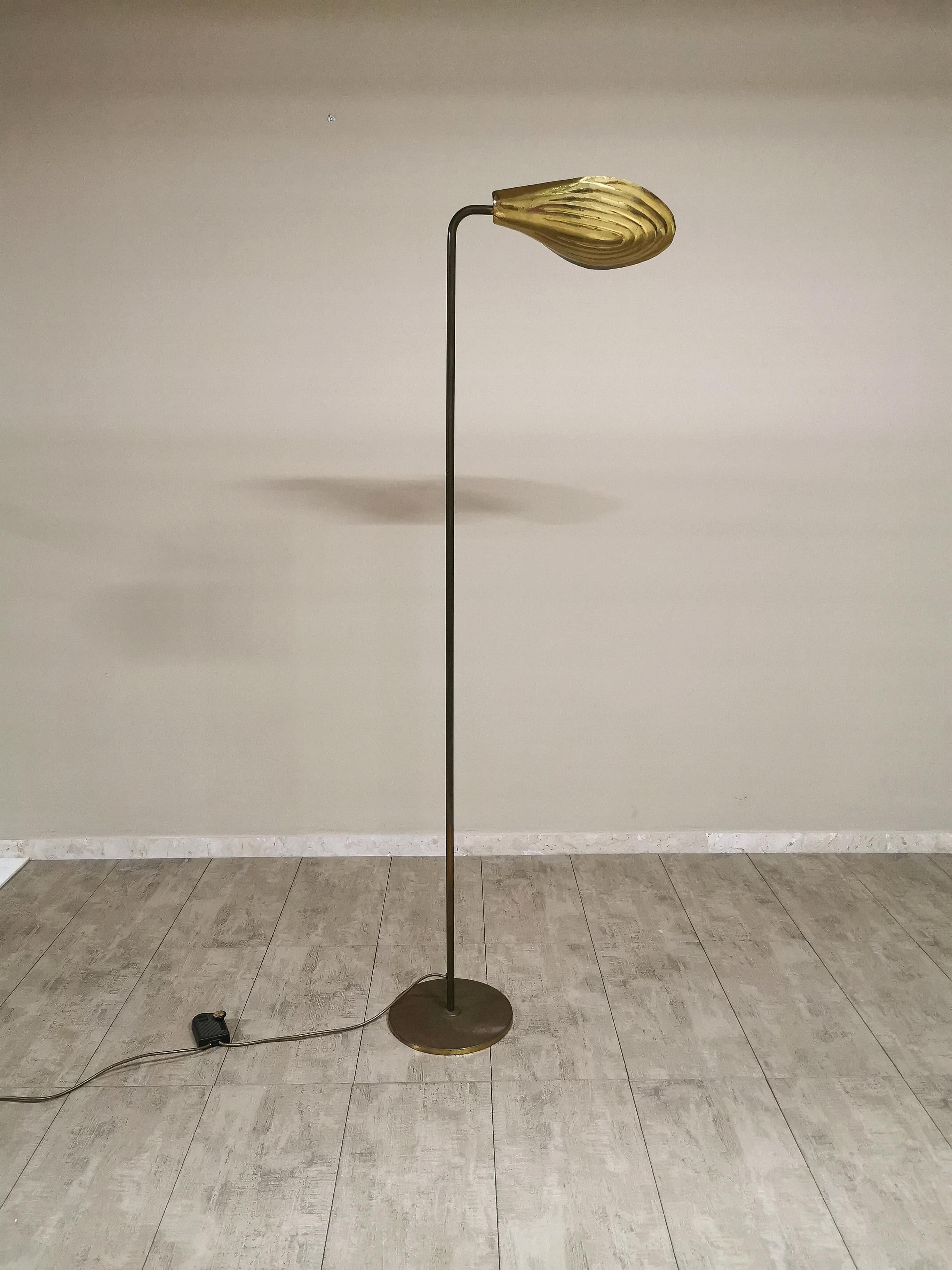 Particular halogen floor lamp by Relco Milano, entirely in brass with Directional shell-shaped diffuser and original dimmer. Italian production from the 1980s.