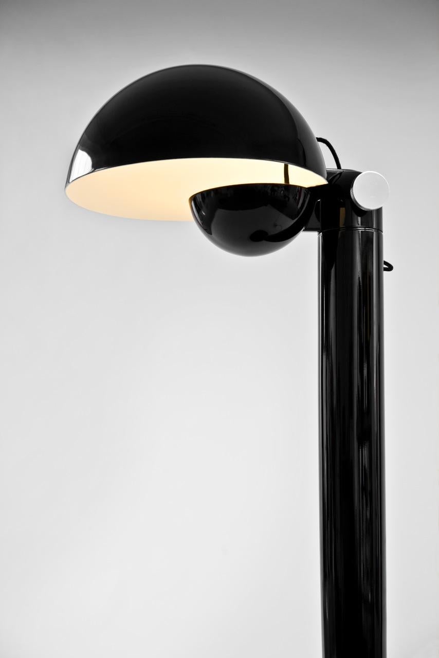 lampadaire en fer laqué noir, brillant. avec lampe led E27 ou ampoule de 60 watt.
l'abat-jour ci-dessus peut être déplacé de l'arrière vers l'avant. 
Lampe de lecture intéressante. S'adapte à tous les intérieurs.