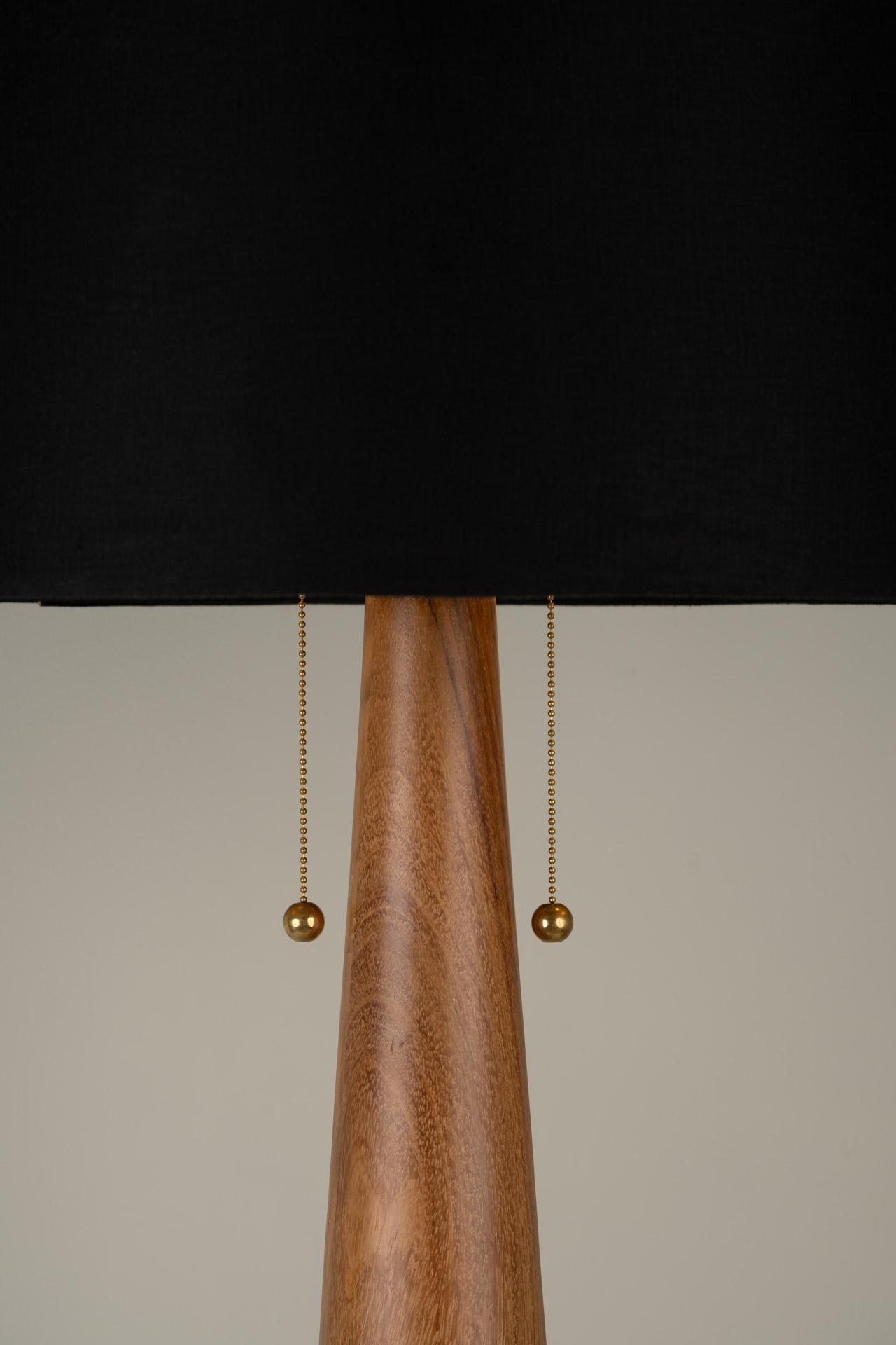 Le lampadaire APOLO a été conçu pour la collection Atomic de l'artiste mexicaine Isabel Moncada.

L'obélisque porte le nom de la célèbre divinité grecque à l'arc et aux flèches. L'extrémité de cette lampe pointe vers le ciel, son style et sa forme