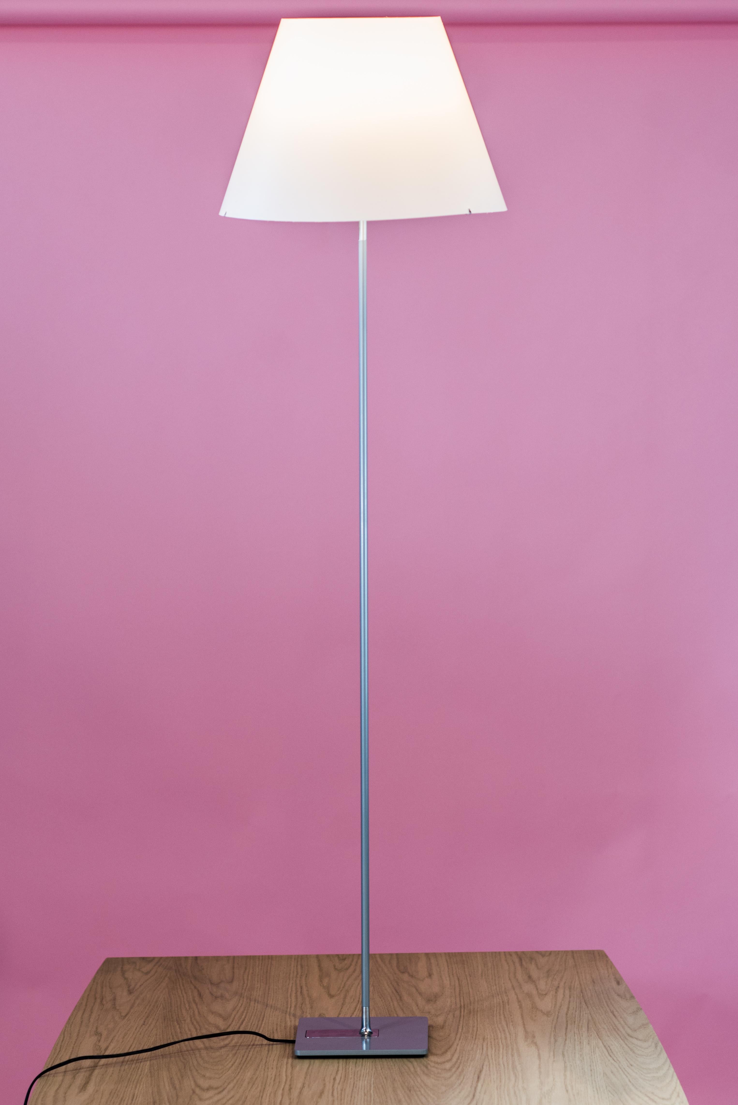 Lámpara de pie moderna One Floor Gris Belga en venta