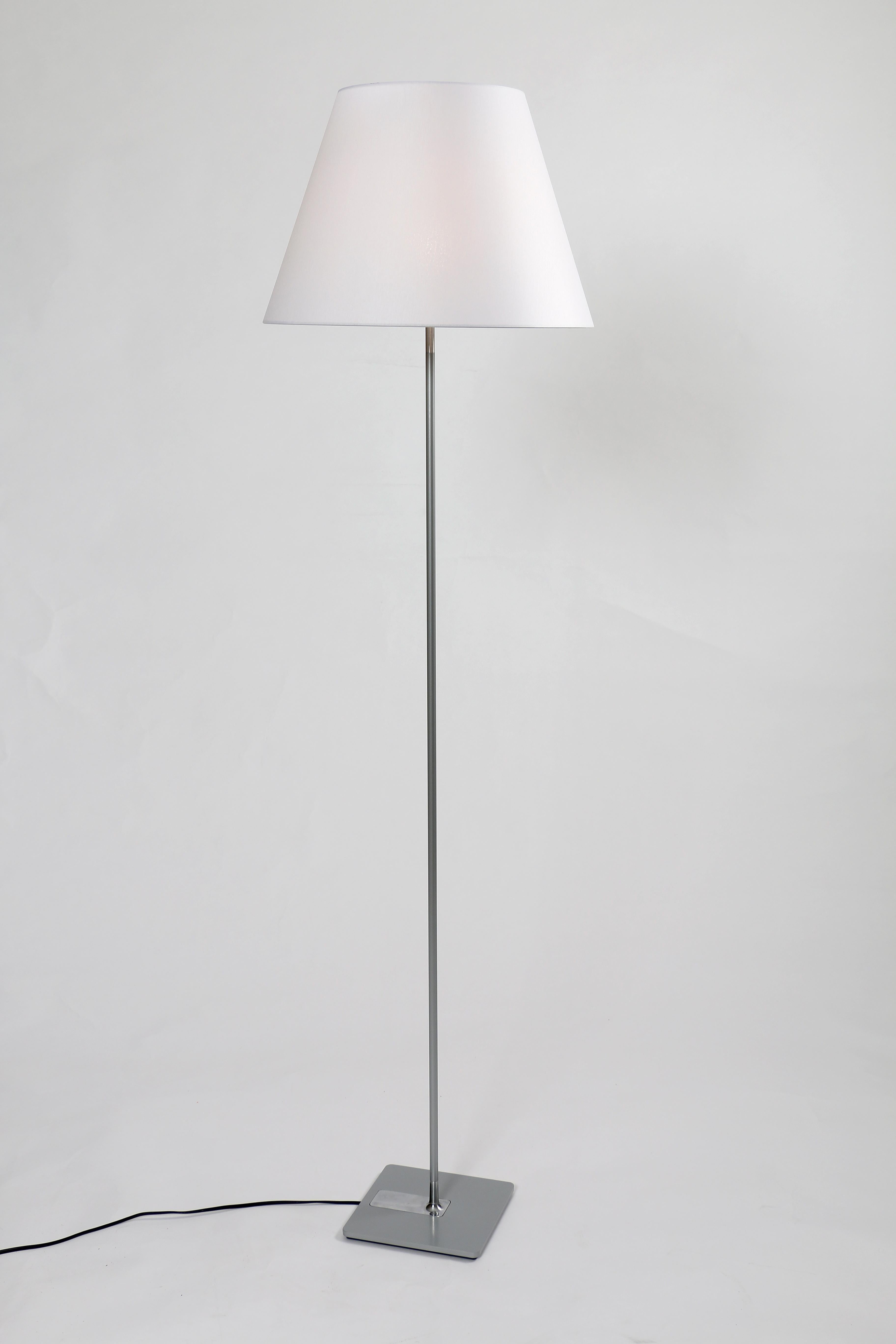 Lámpara de pie moderna One Floor Gris Pintado en venta