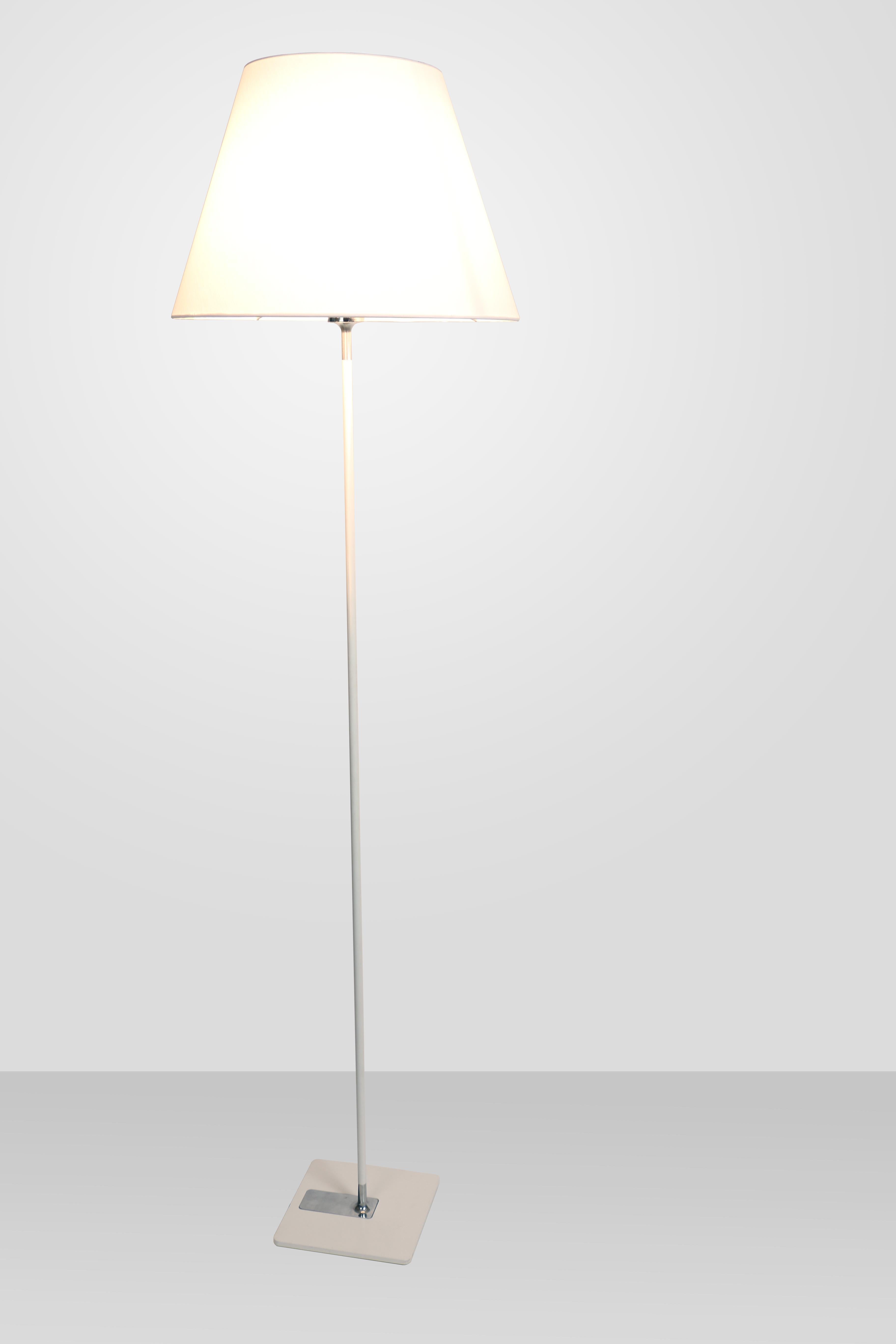 Die von Stephan Lebrun entworfene Lesestehleuchte One ist eine perfekte Mischung aus modernem Design und praktischer Funktionalität. Diese elegante Stehleuchte zeichnet sich durch eine schlanke, minimalistische Silhouette aus, die moderne Interieurs