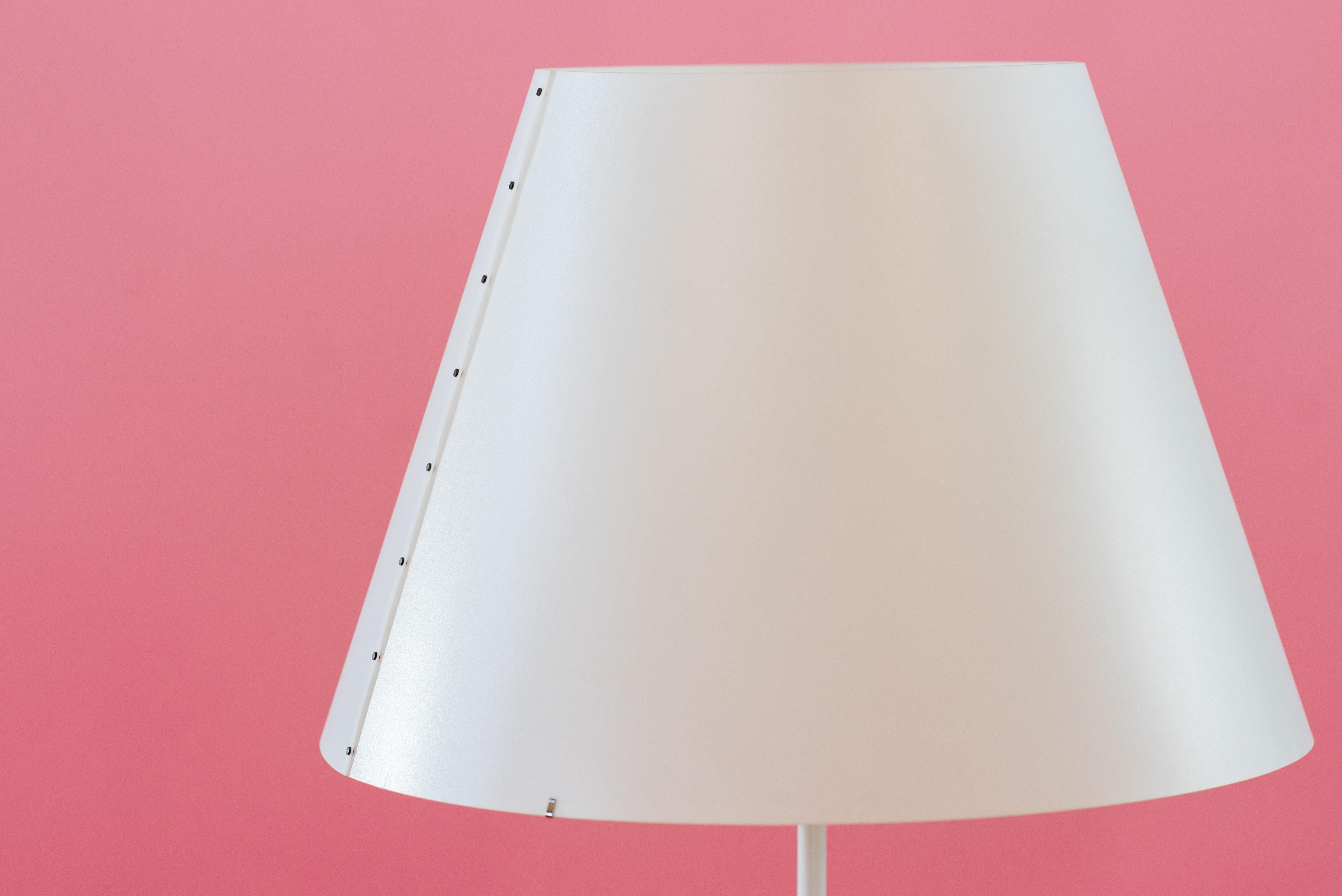 Moderne Stehleuchte One Floor Weiß (Belgisch) im Angebot