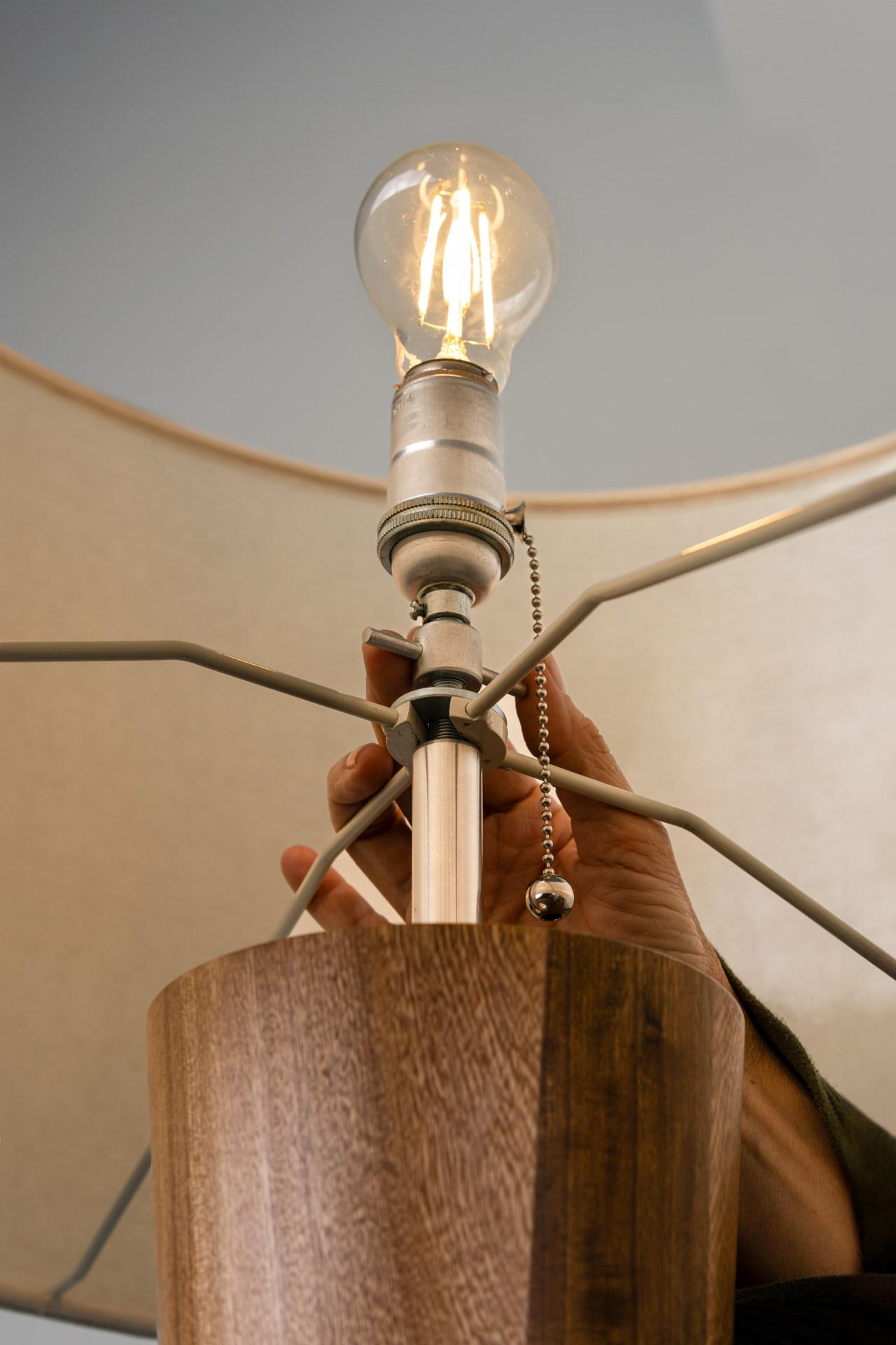 Moderne Stehlampe Rosa Morada, Holz- Fiberglasschirm (Holzarbeit) im Angebot