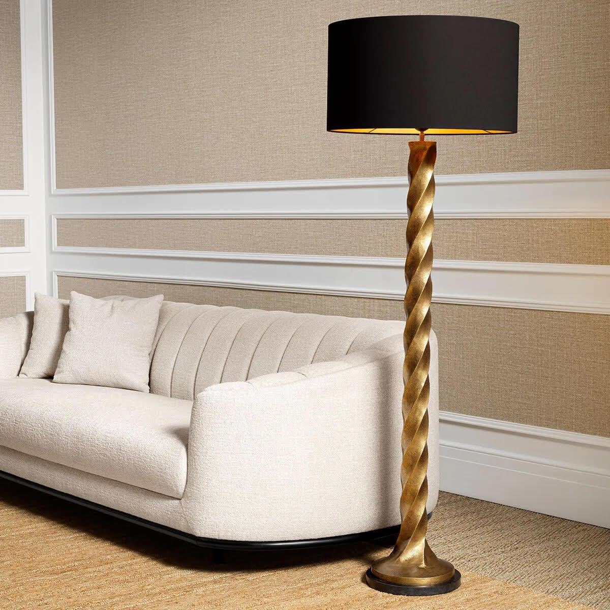 Moderne Lampadaire moderne, finition laiton vintage, base en granit noir. en vente