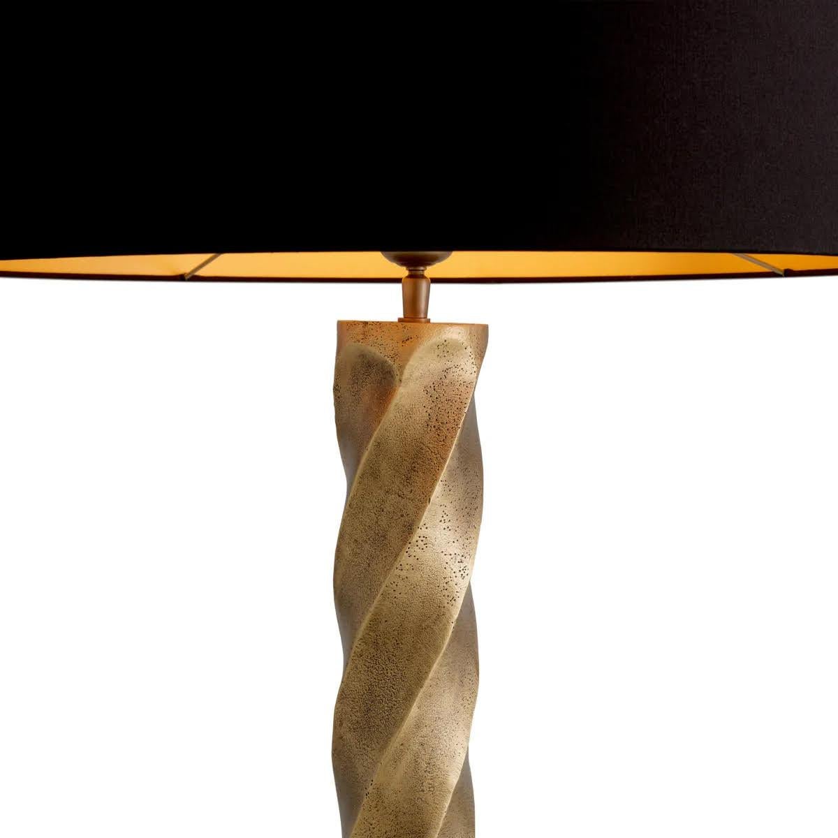 Français Lampadaire moderne, finition laiton vintage, base en granit noir. en vente