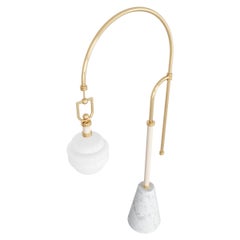 Lampada da terra moderna con forme anni '70 in marmo bianco, pelle e ottone