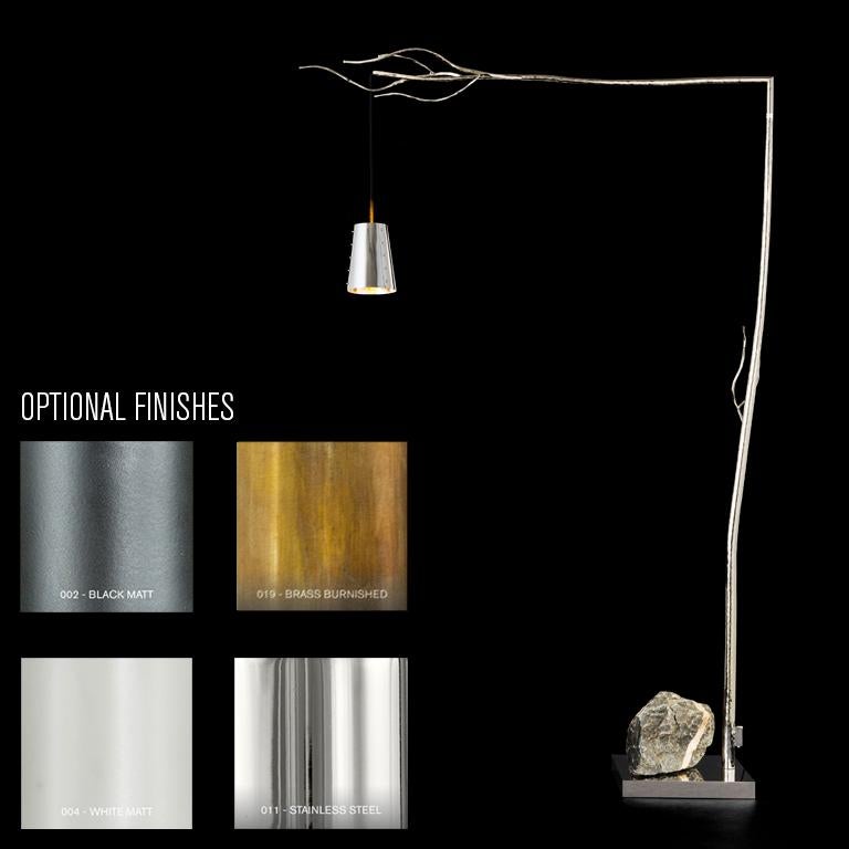 Fait main Lampadaire moderne avec une roche unique dans une finition en laiton bruni, pierre de faîtage en vente