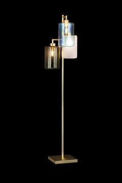 Moderne moderne Stehlampe mit farbigem Glas in einer messingfarbenen, brünierten Oberfläche, Louise