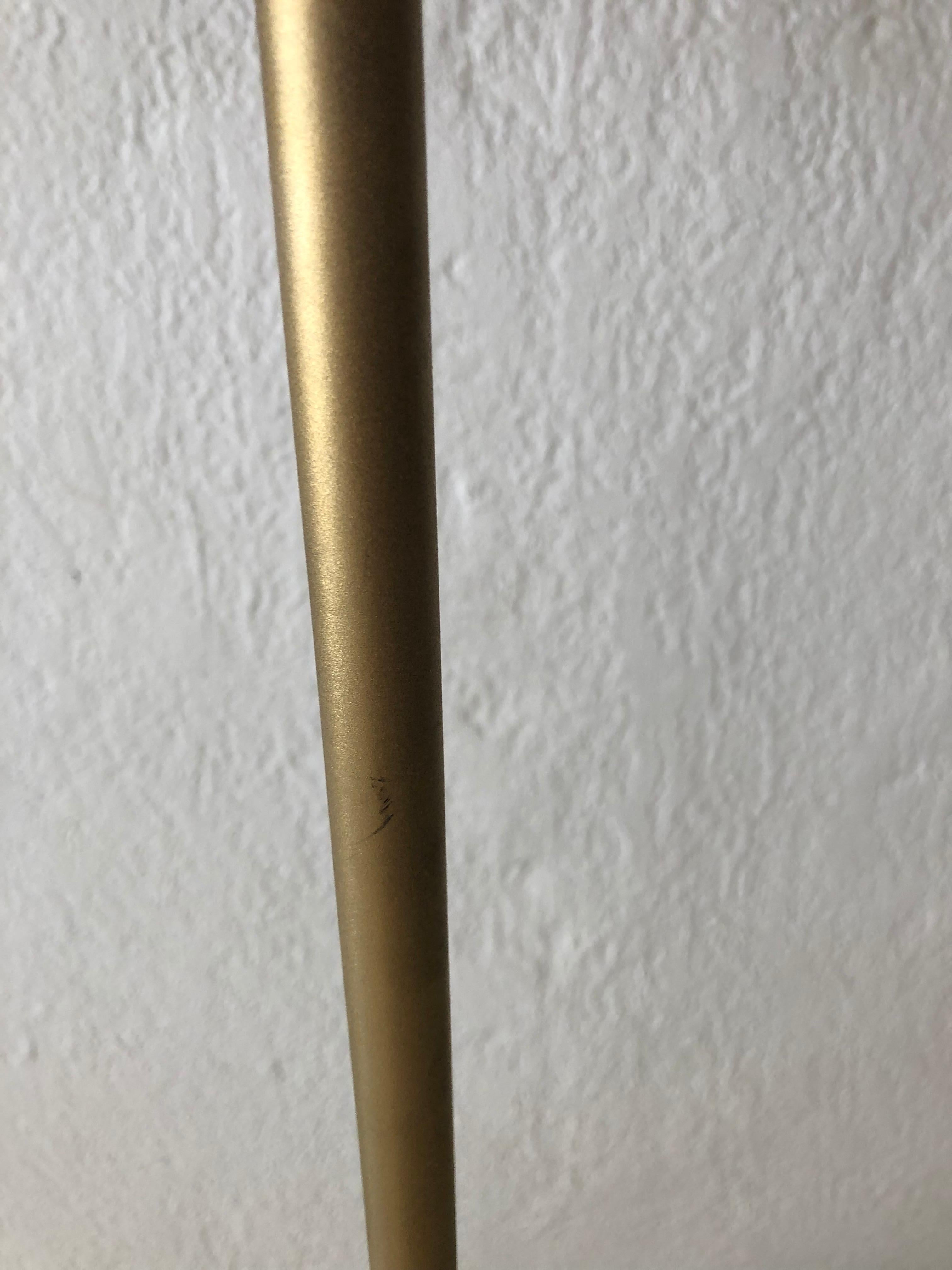 Moderne Stehlampe mit vergoldetem Eisensockel:: ein Paar im Angebot 2