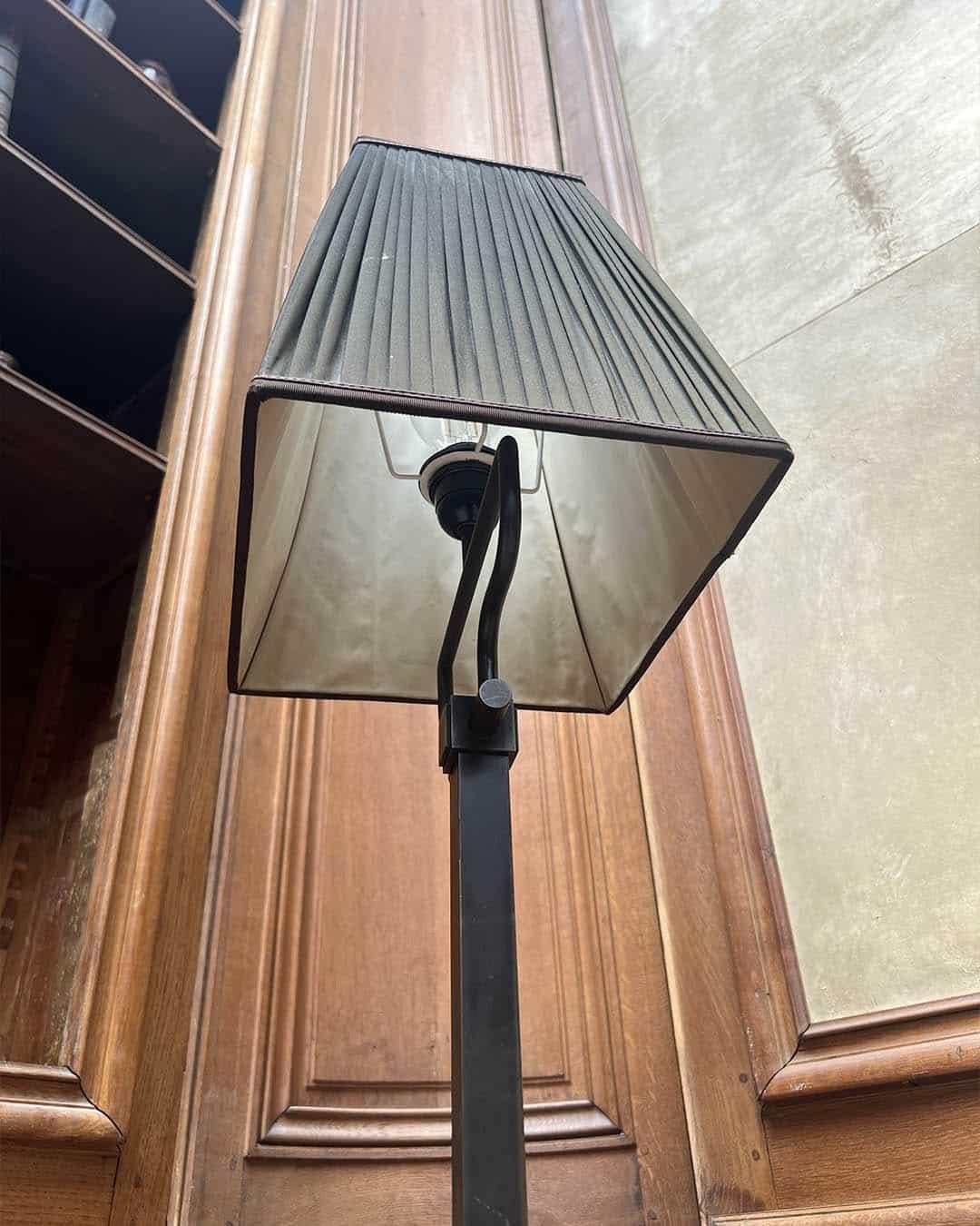 Français Lampadaire moderne avec base métallique à section carrée, France, fin du 20e siècle en vente