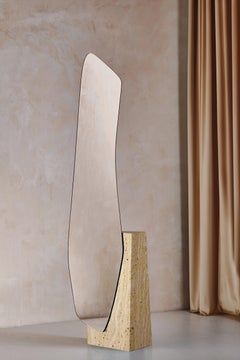 Moderner Bodenspiegel Lake 5 mit klassischem Sockel aus Travertin Chiaro von Noom