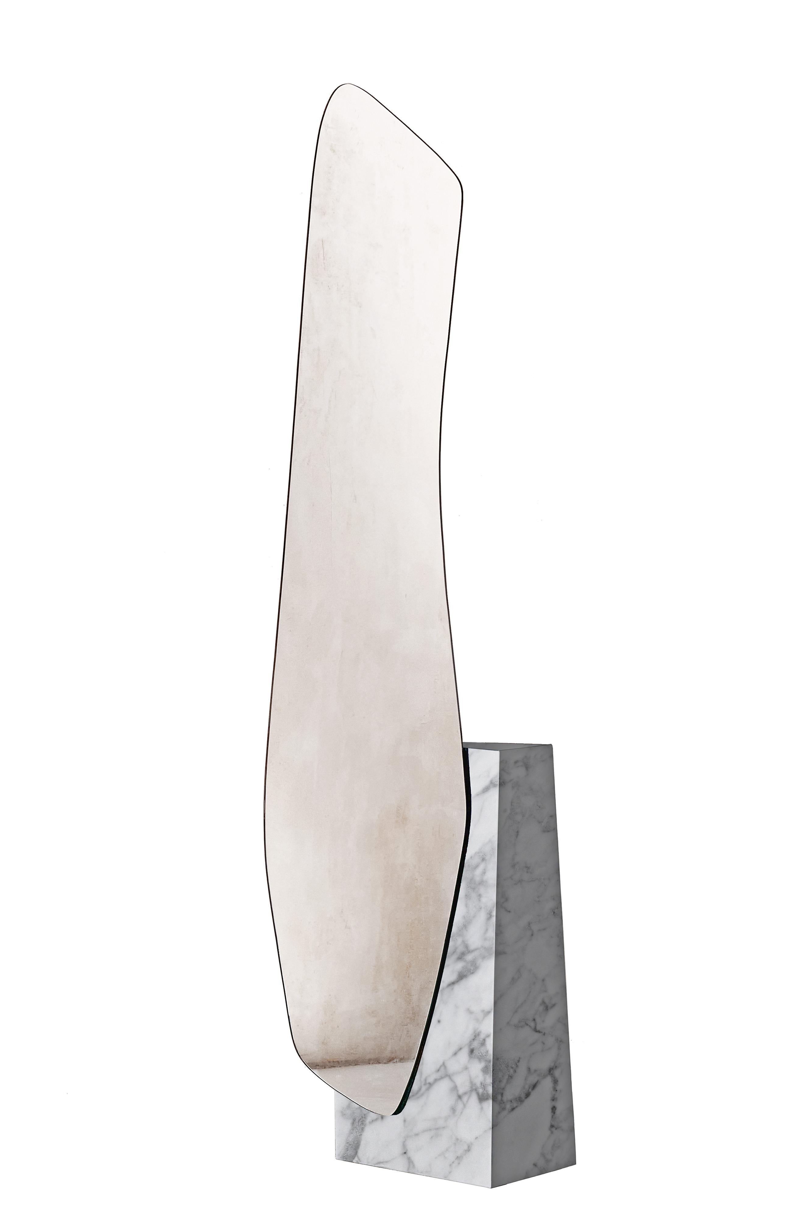 Ottone Specchio da terra moderno Lake 5 con base Travertino Chiaro Classic di Noom in vendita