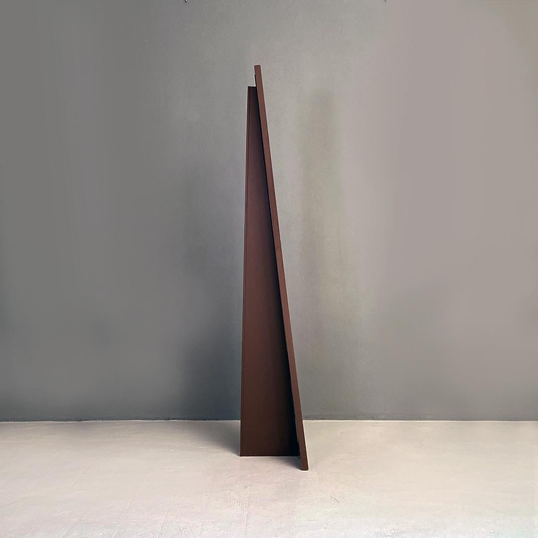 italien The Moderns Floor Mirror with Matt Brown Painted Wooden Structure, 1980 en vente