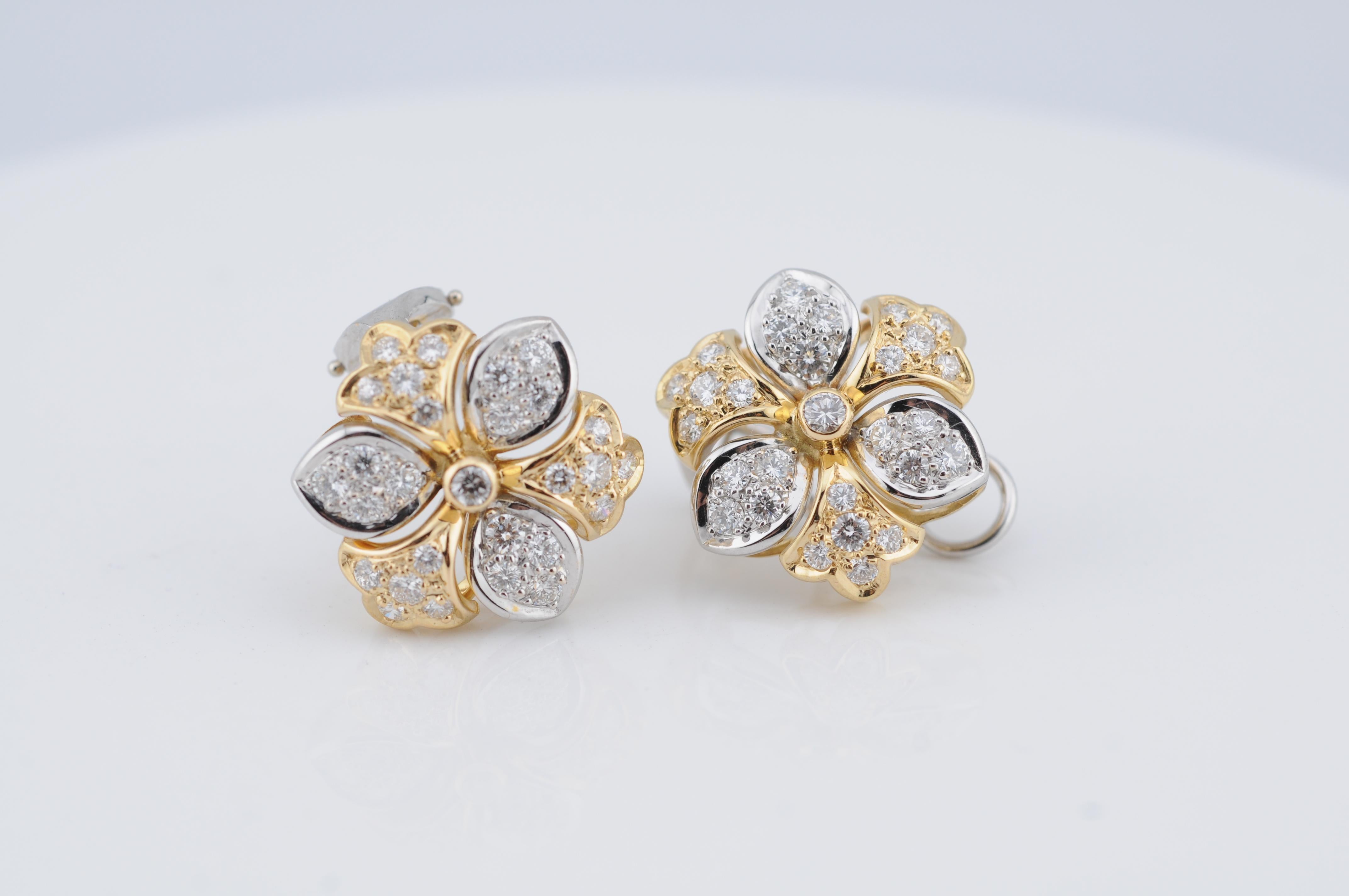 Estetismo Fermagli per orecchie con diamanti in oro 18 carati con motivo floreale moderno in vendita