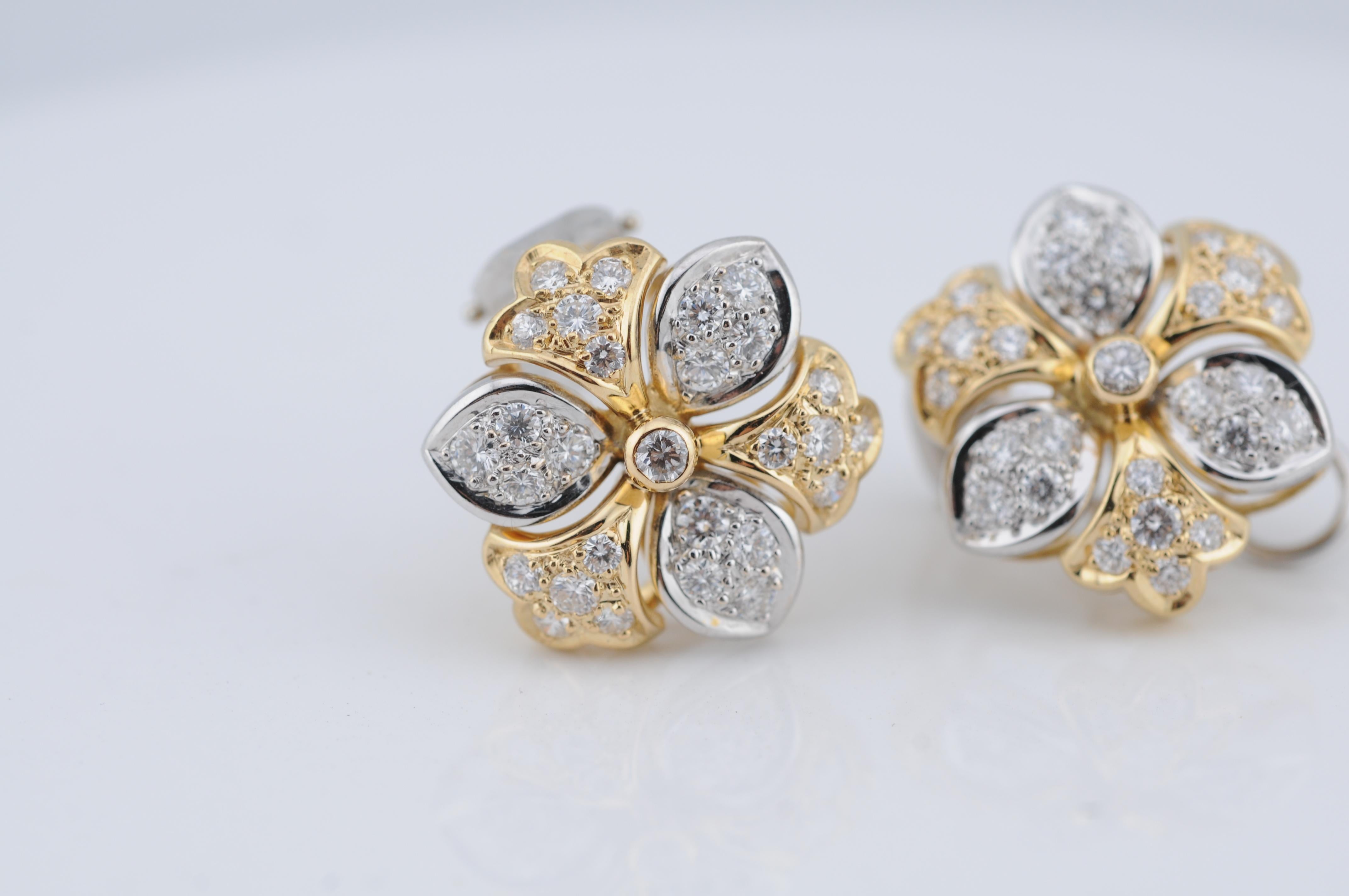 Taglio brillante Fermagli per orecchie con diamanti in oro 18 carati con motivo floreale moderno in vendita