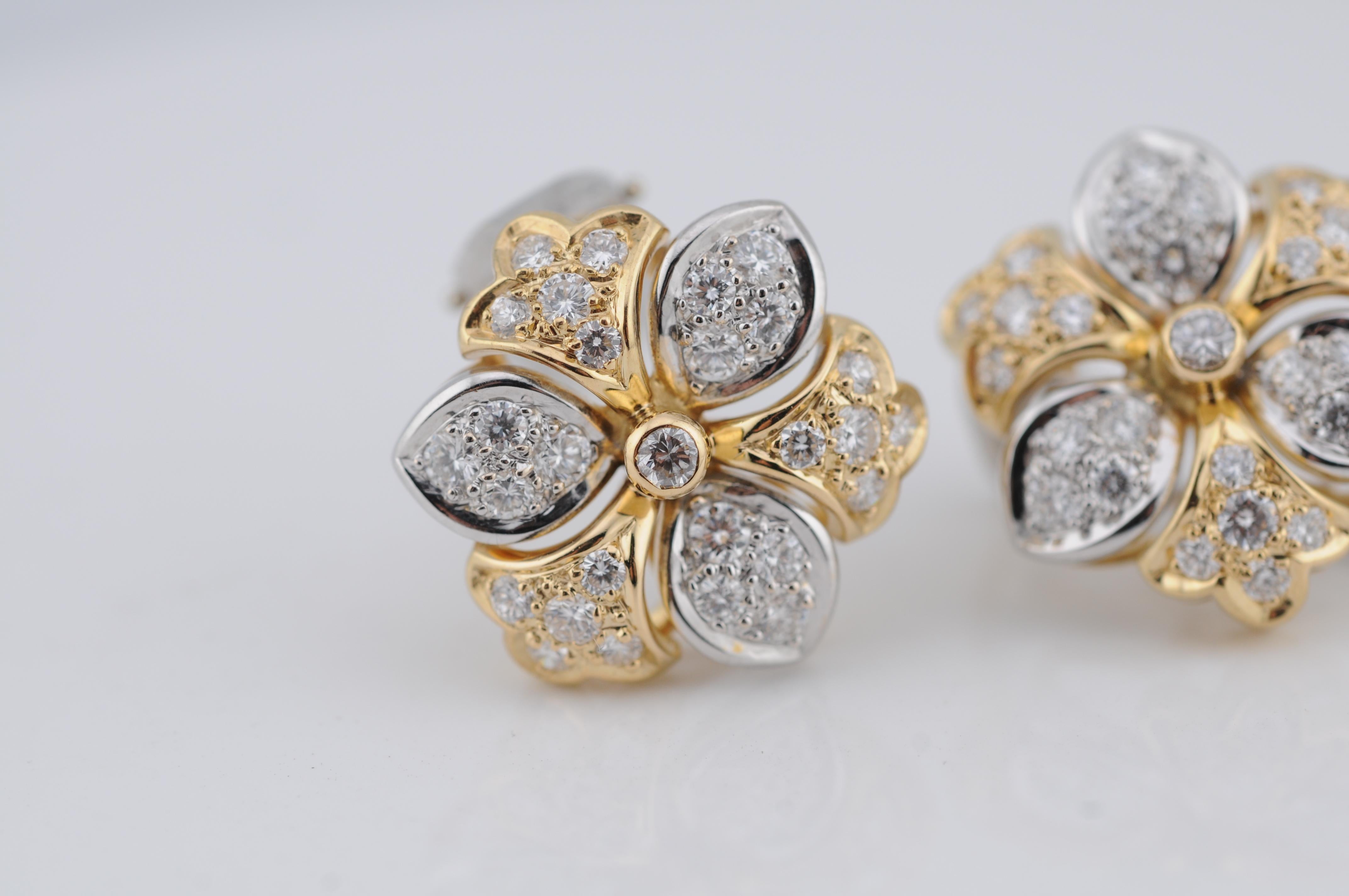 da uomo o donna Fermagli per orecchie con diamanti in oro 18 carati con motivo floreale moderno in vendita