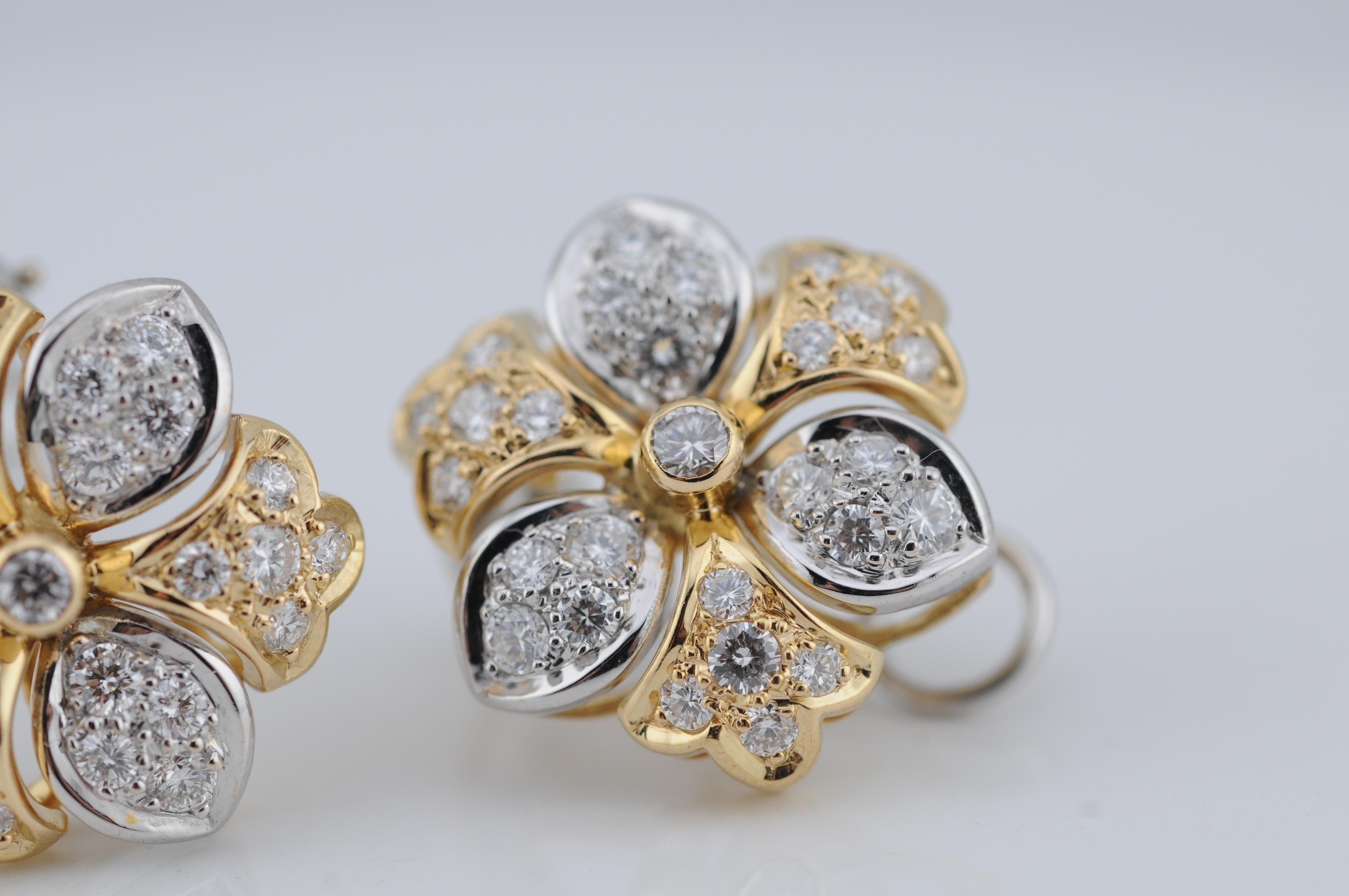 Fermagli per orecchie con diamanti in oro 18 carati con motivo floreale moderno in vendita 1