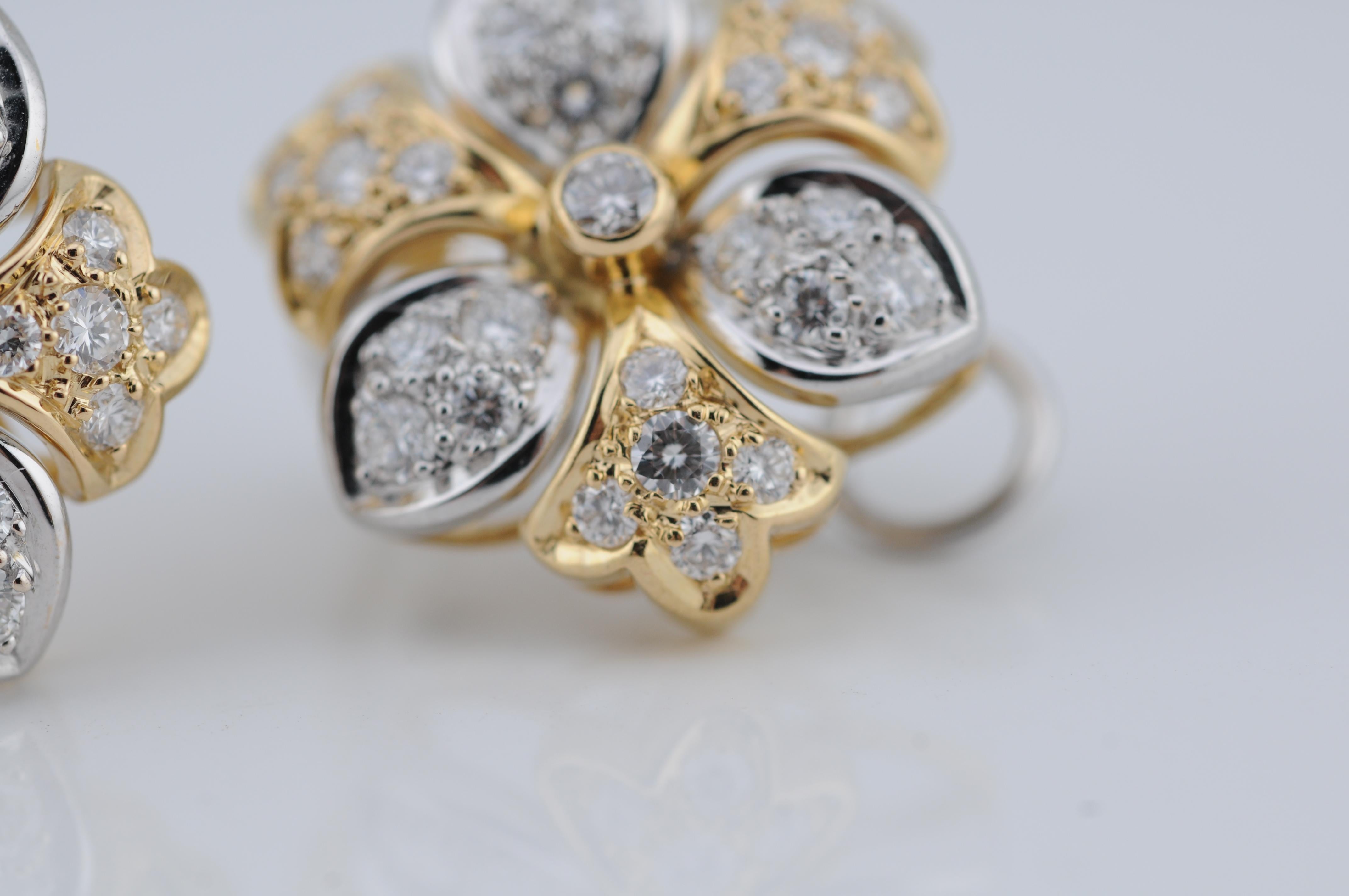 Fermagli per orecchie con diamanti in oro 18 carati con motivo floreale moderno in vendita 2