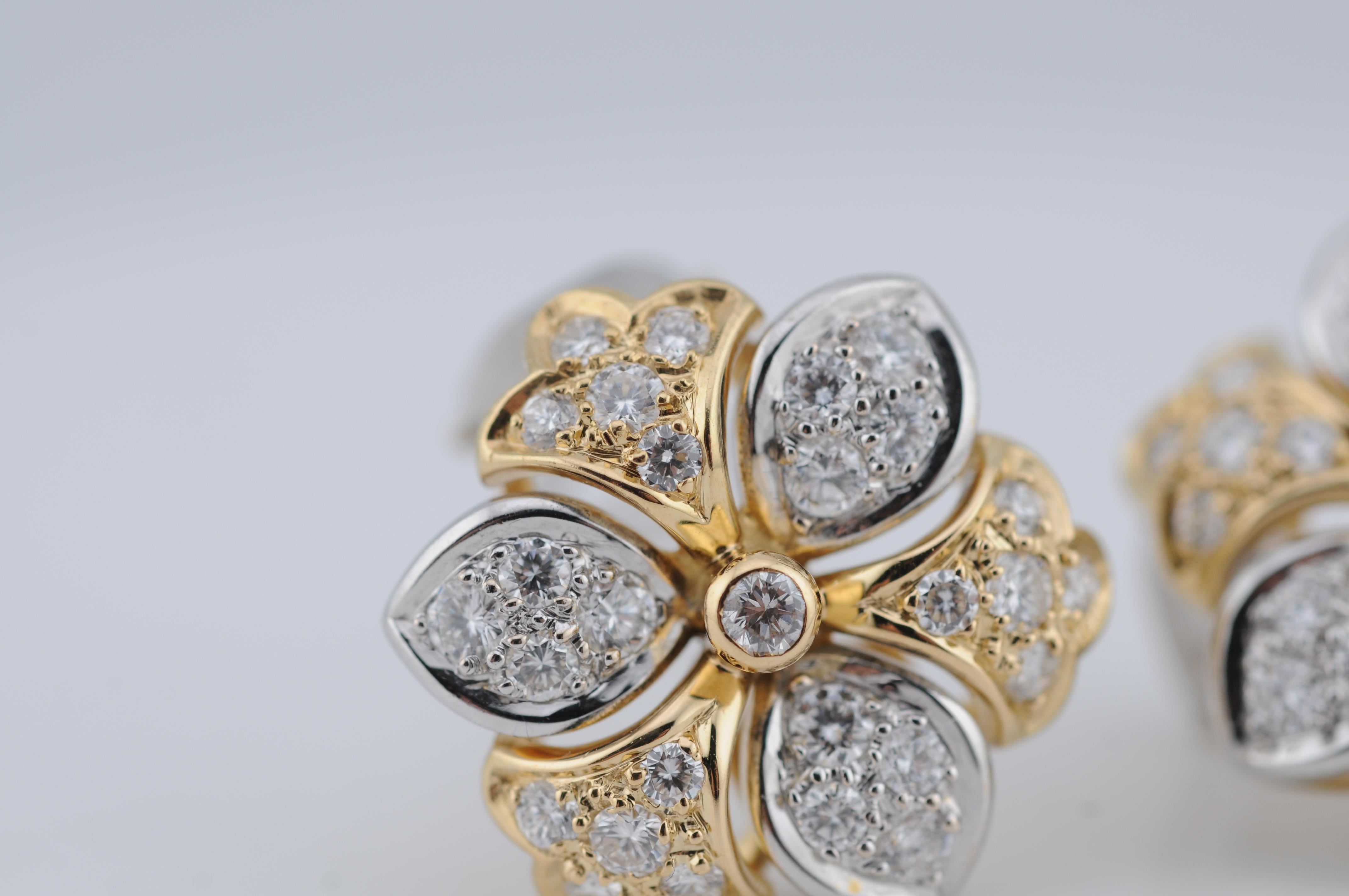 Fermagli per orecchie con diamanti in oro 18 carati con motivo floreale moderno in vendita 3