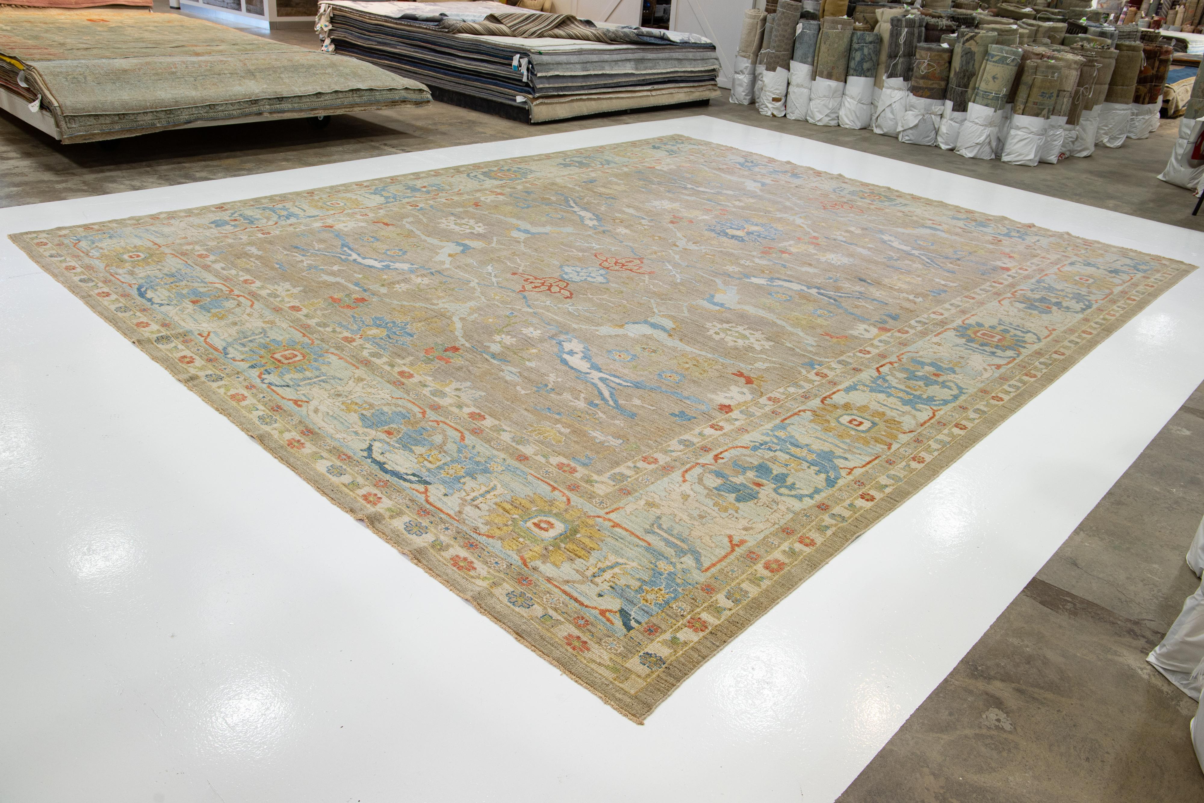 Moderner geblümter übergroßer Sultanabad-Wollteppich in Beige (Handgeknüpft) im Angebot