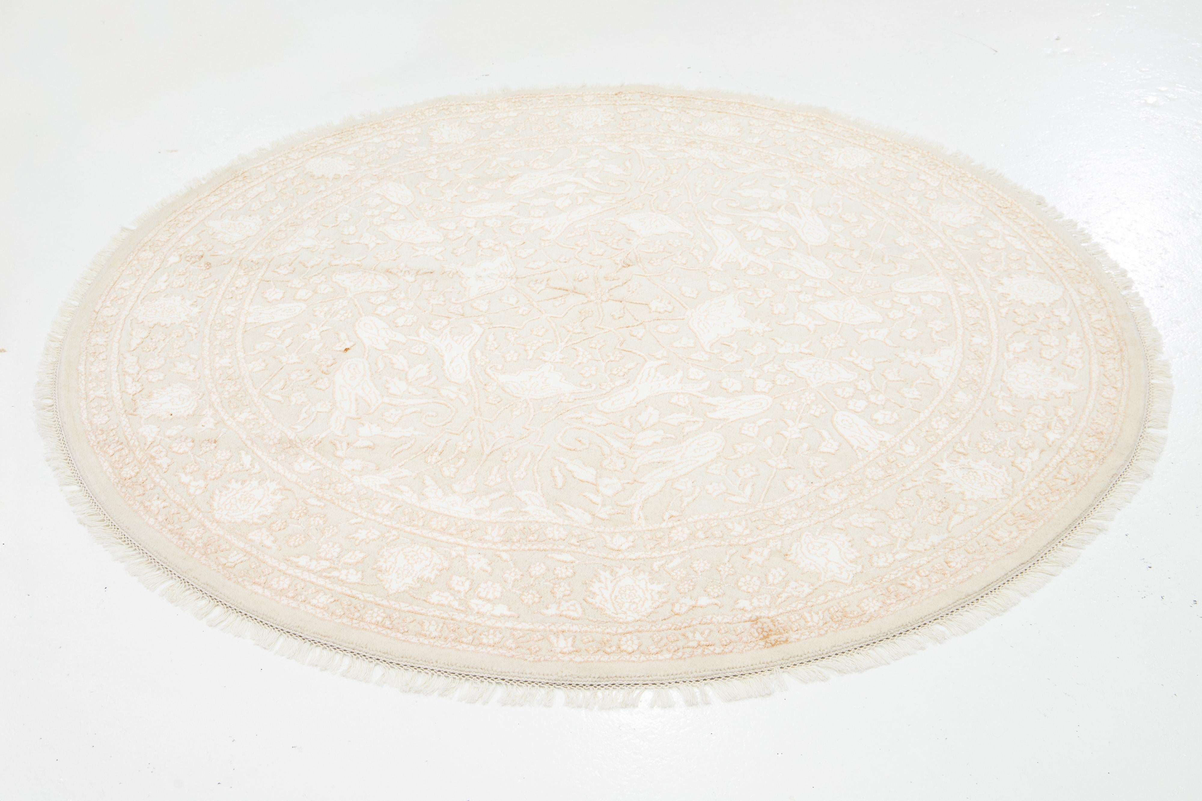 Moderner floraler runder Teppich aus Wolle und Seide in Beige (Indisch) im Angebot