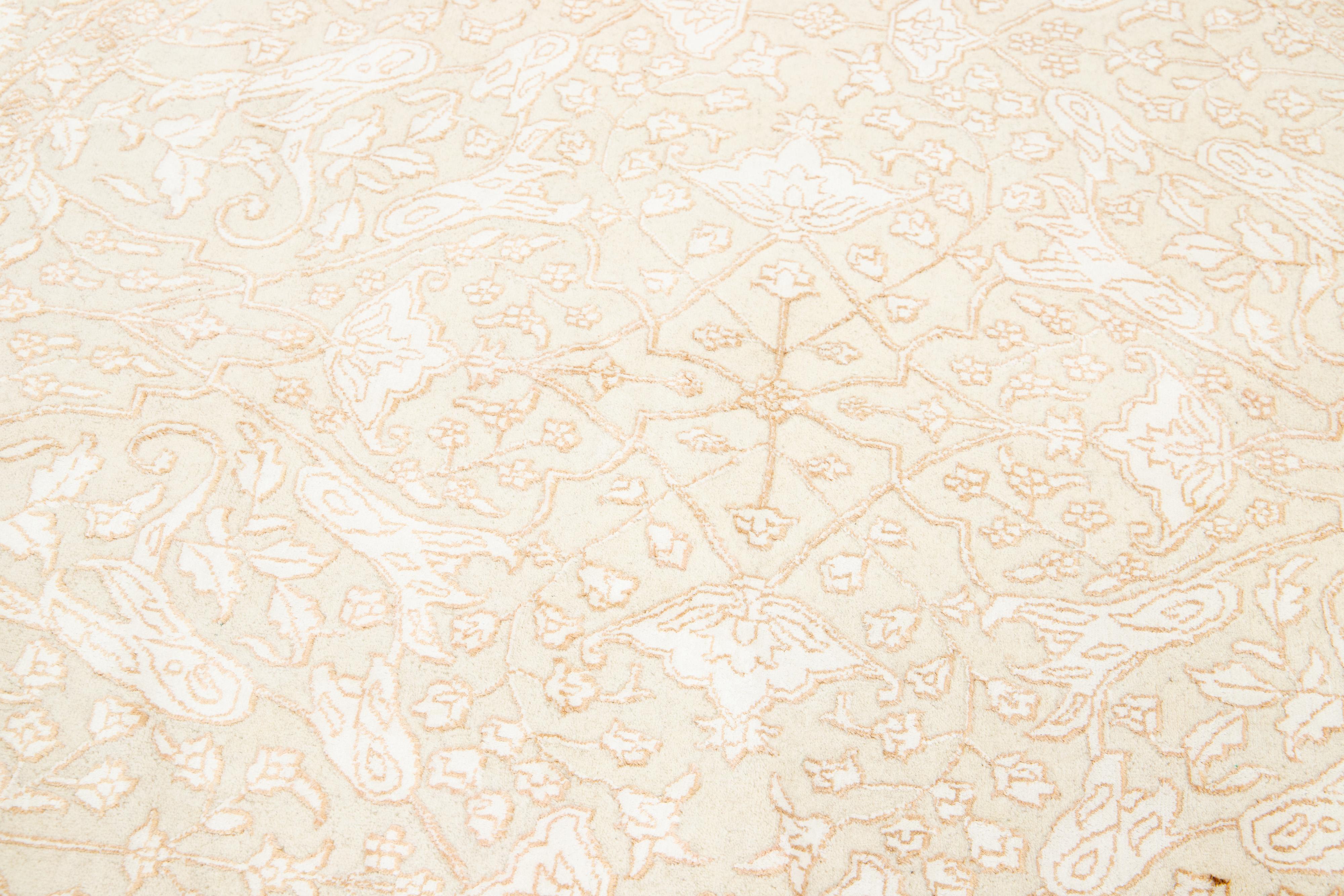 Moderner floraler runder Teppich aus Wolle und Seide in Beige (Handgeknüpft) im Angebot
