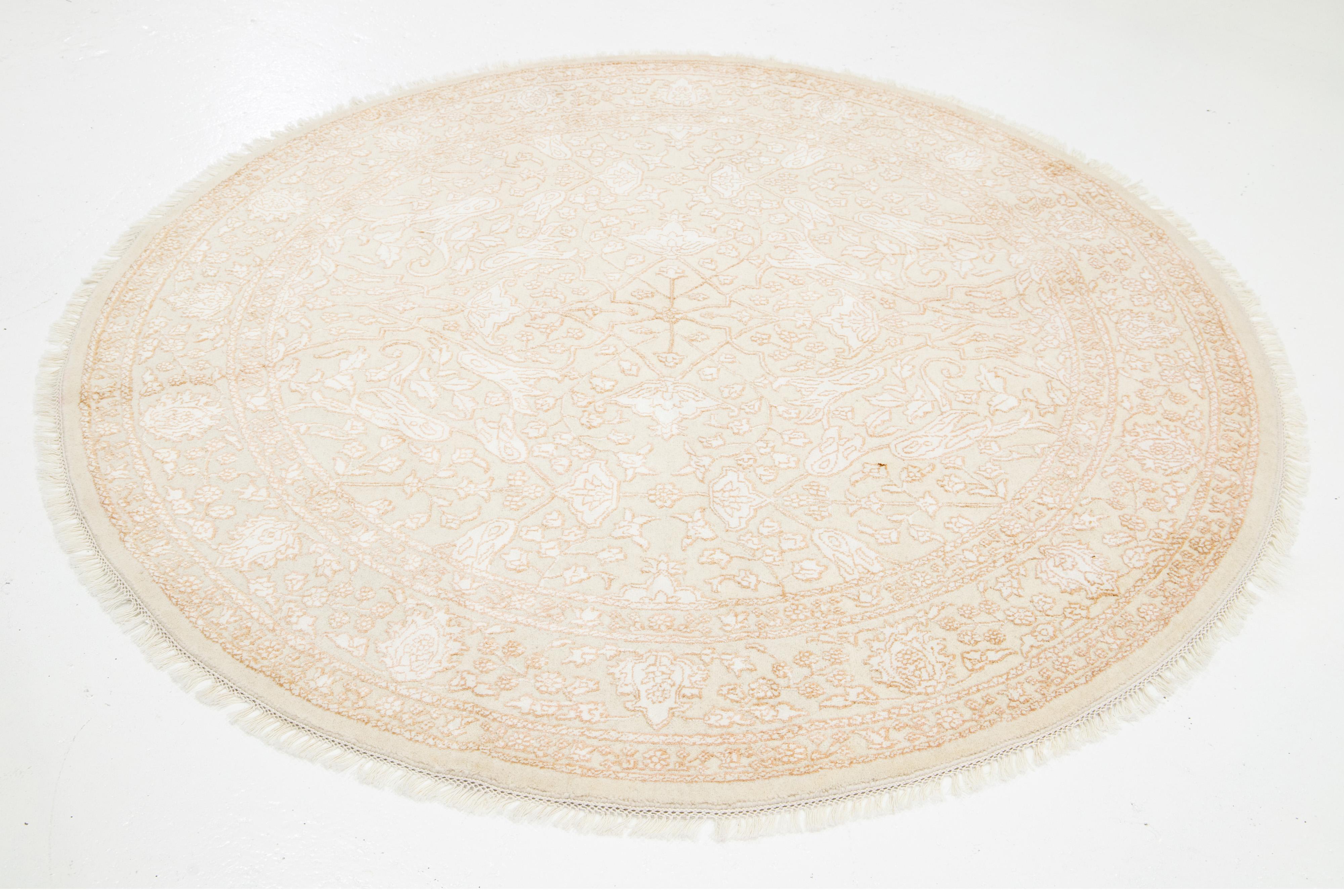 Moderner floraler runder Teppich aus Wolle und Seide in Beige im Zustand „Neu“ im Angebot in Norwalk, CT