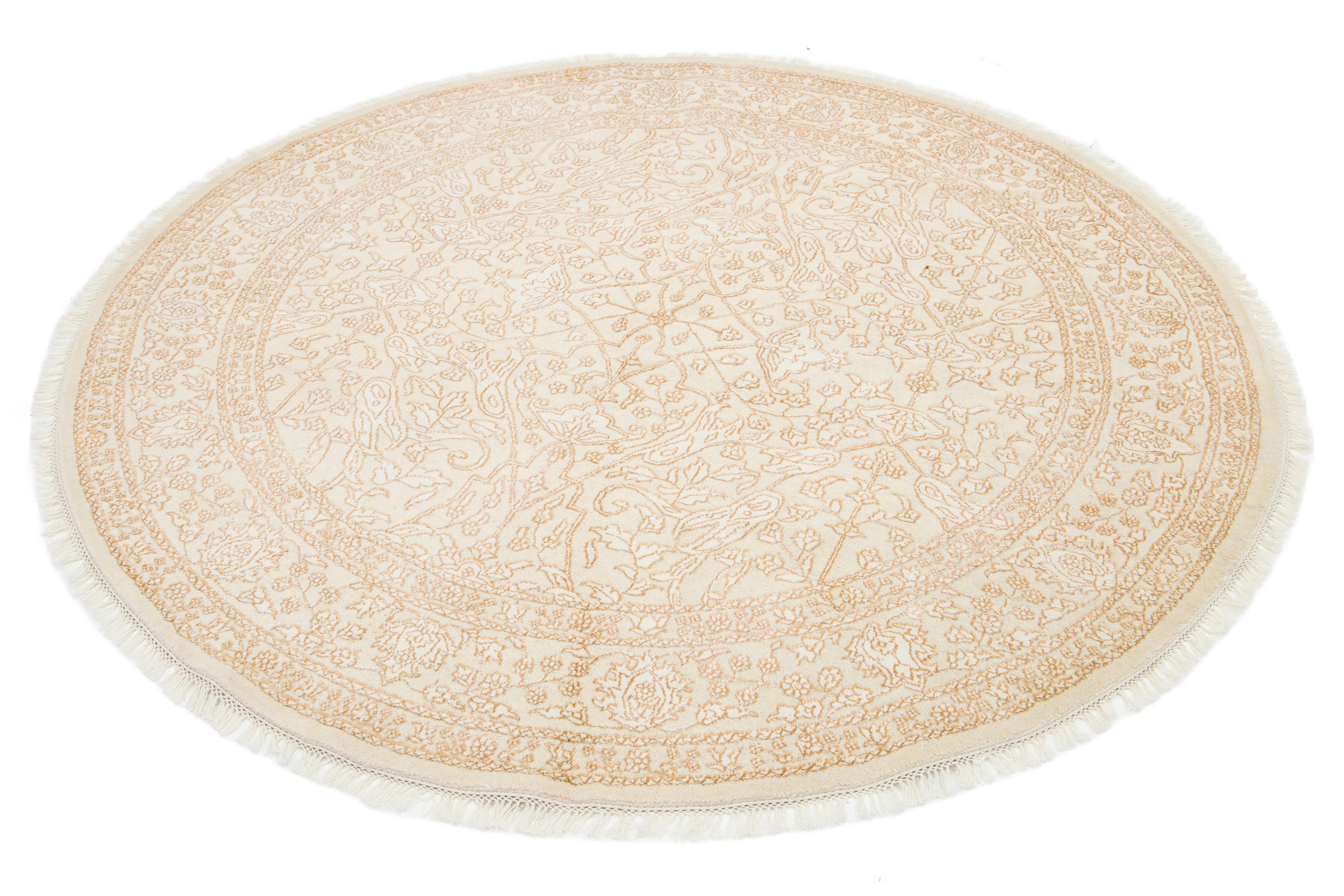 Moderner floraler runder Teppich aus Wolle und Seide in Beige (21. Jahrhundert und zeitgenössisch) im Angebot