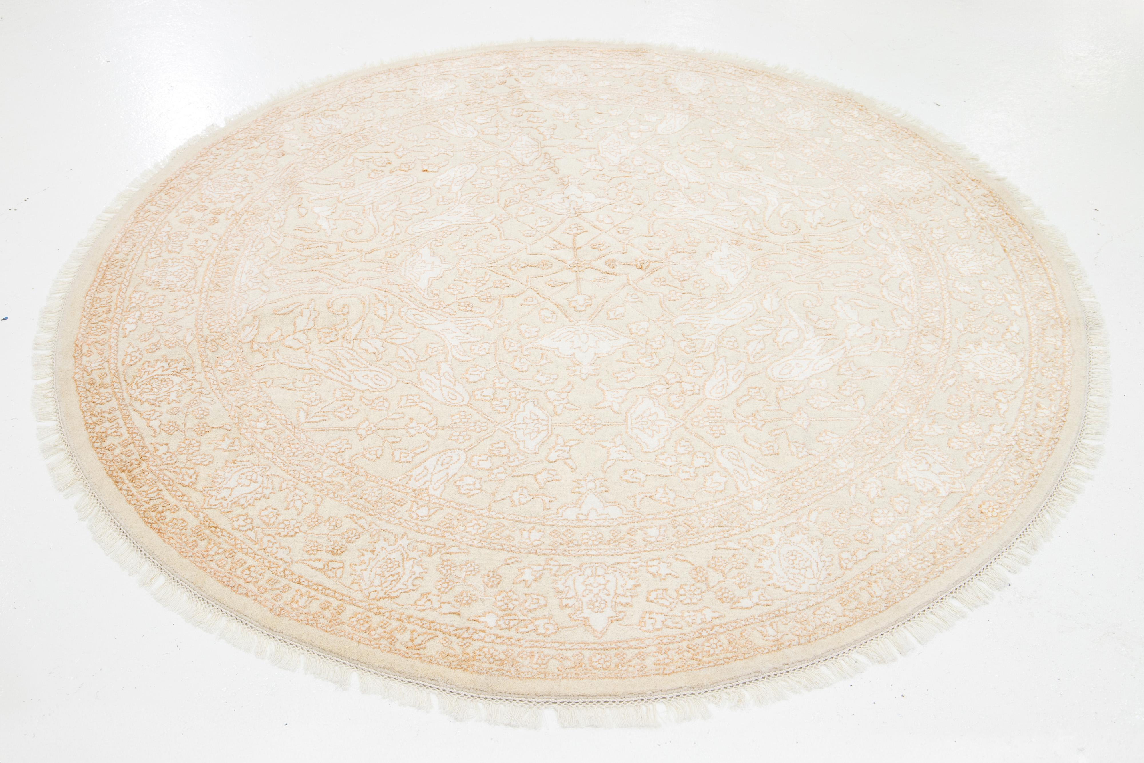 Moderner floraler runder Teppich aus Wolle und Seide in Beige im Angebot 1