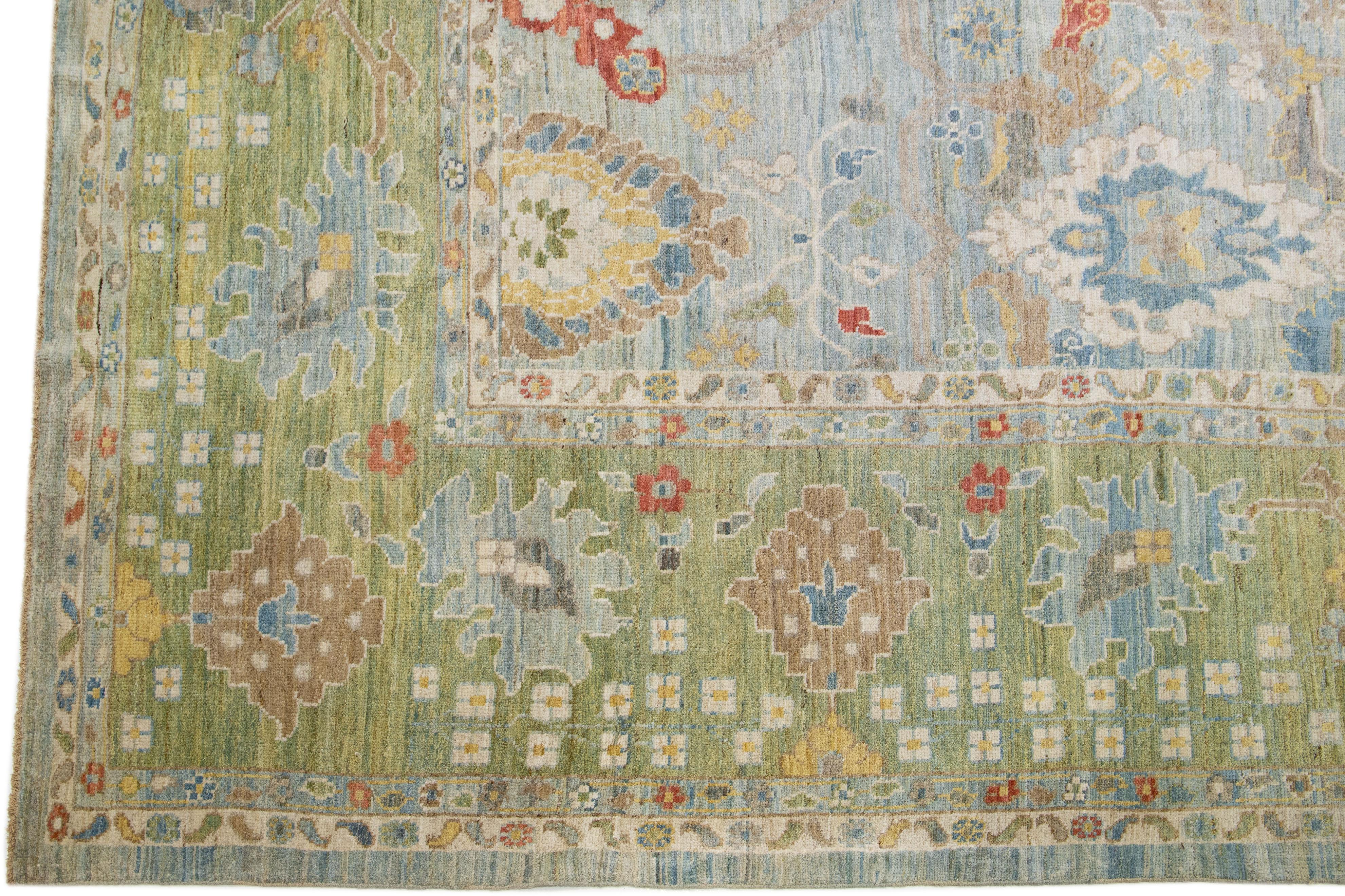 Noué à la main Tapis moderne en laine Sultanabad bleu clair à motifs floraux  en vente