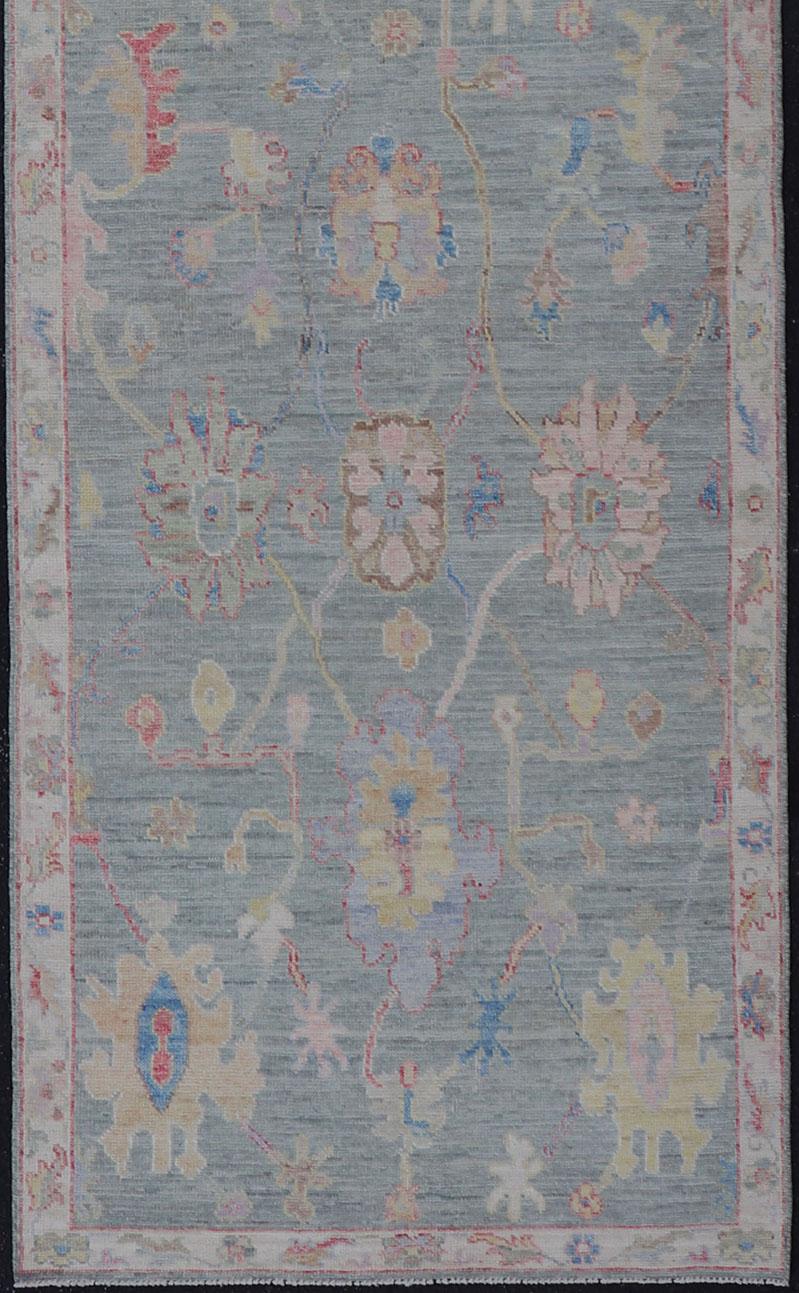 Tapis de couloir Oushak moderne à motifs floraux par Keivan Woven Arts en vente 1