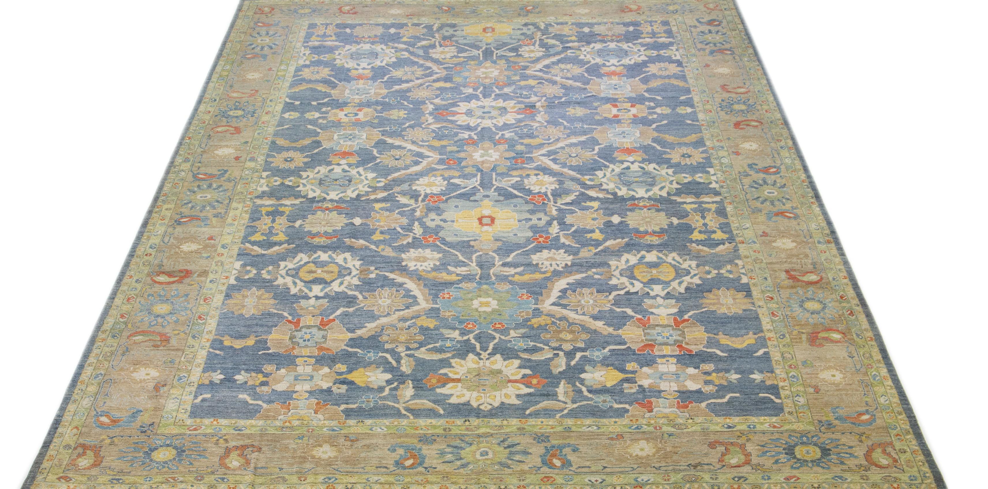 Diese zeitgenössische Interpretation des traditionellen Sultanabad-Stils wird in einem exquisiten, handgeknüpften Wollteppich in auffälligem Marineblau präsentiert. Ein aufwendig gestalteter Rahmen hebt das florale Motiv hervor, das mit mehrfarbigen