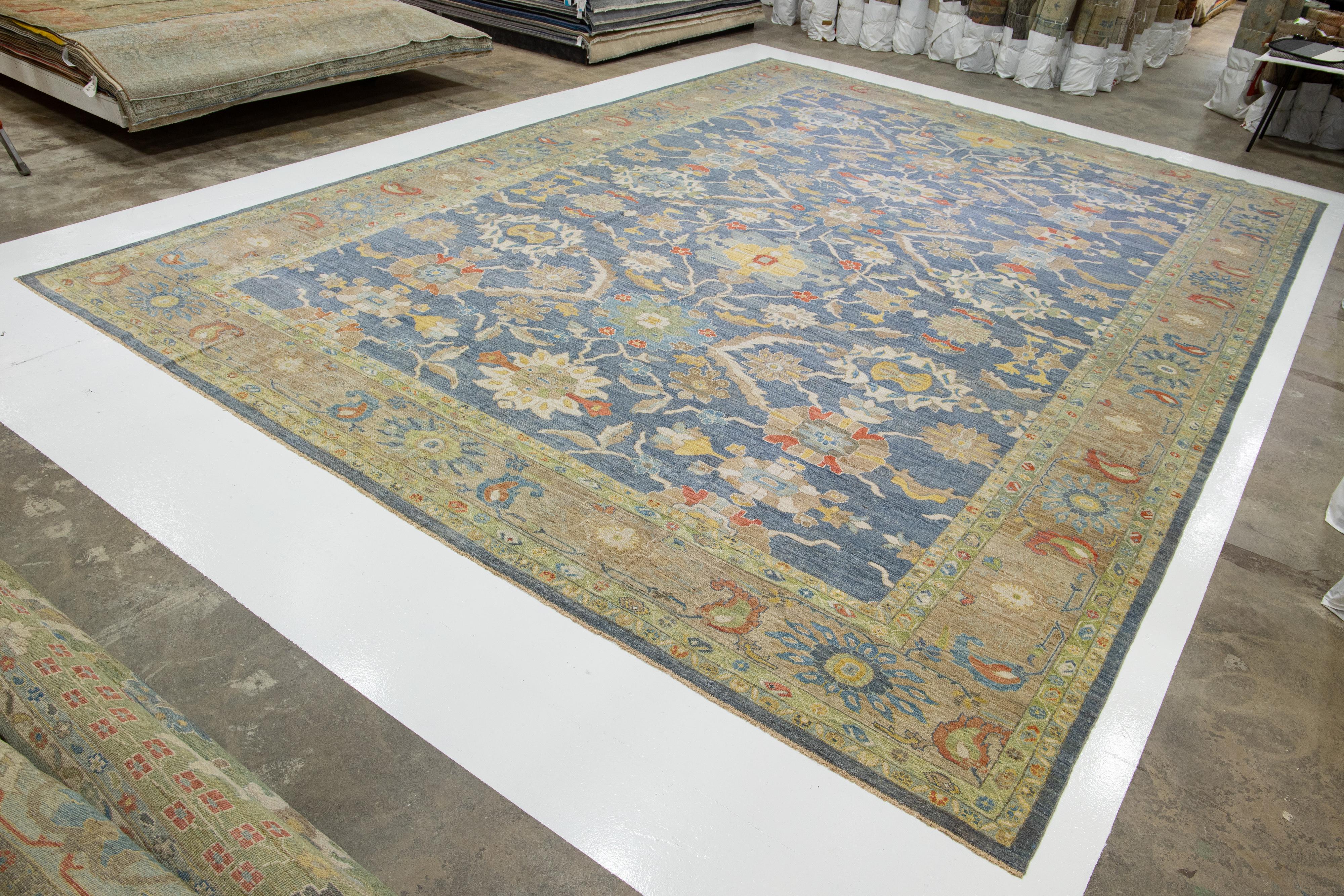 Moderner übergroßer marineblauer Sultanabad-Wollteppich mit Blumenmuster (Wolle) im Angebot