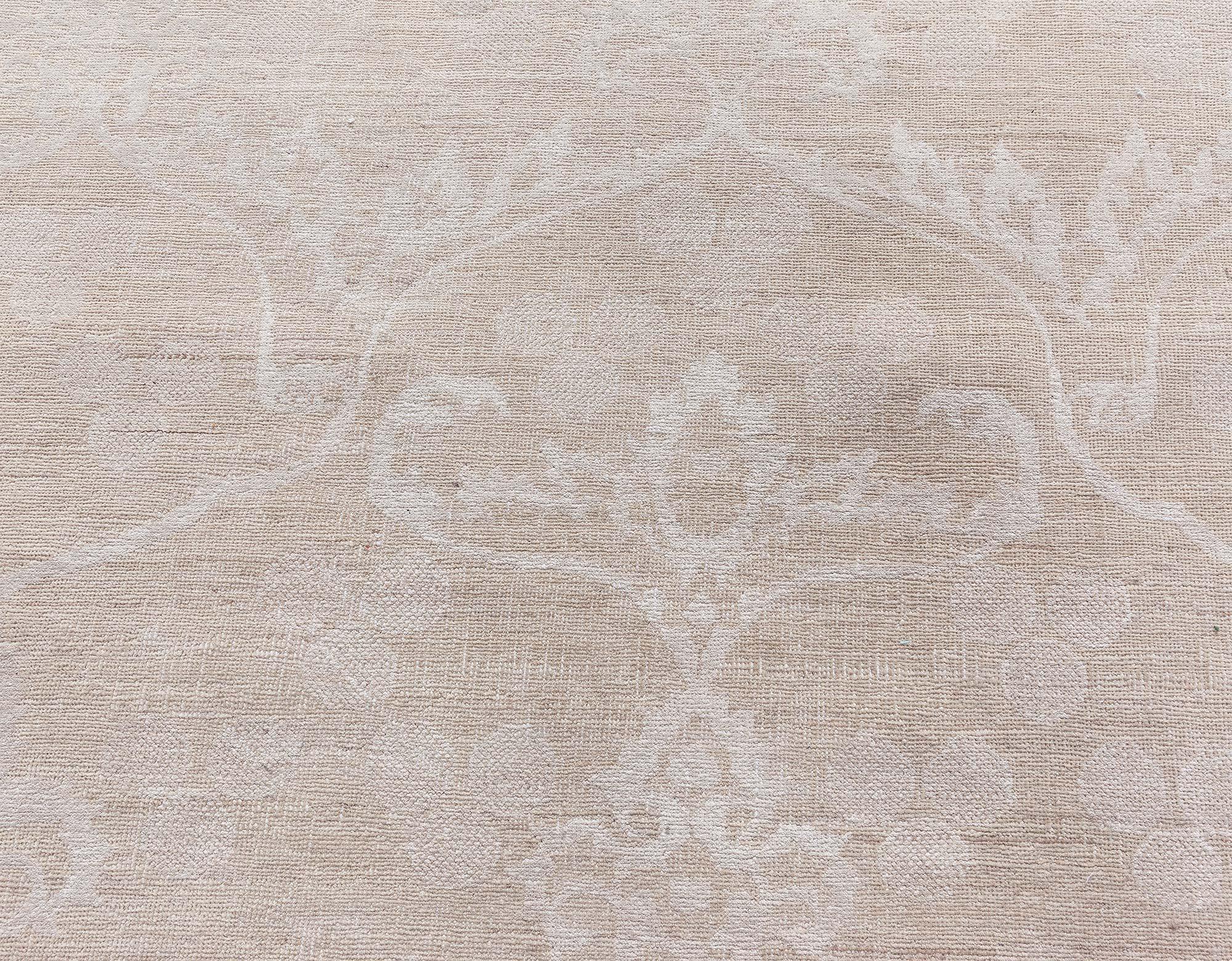 Moderner, geblümter RA7 Grauer, handgefertigter Teppich aus Wolle von Doris Leslie Blau (Indisch) im Angebot