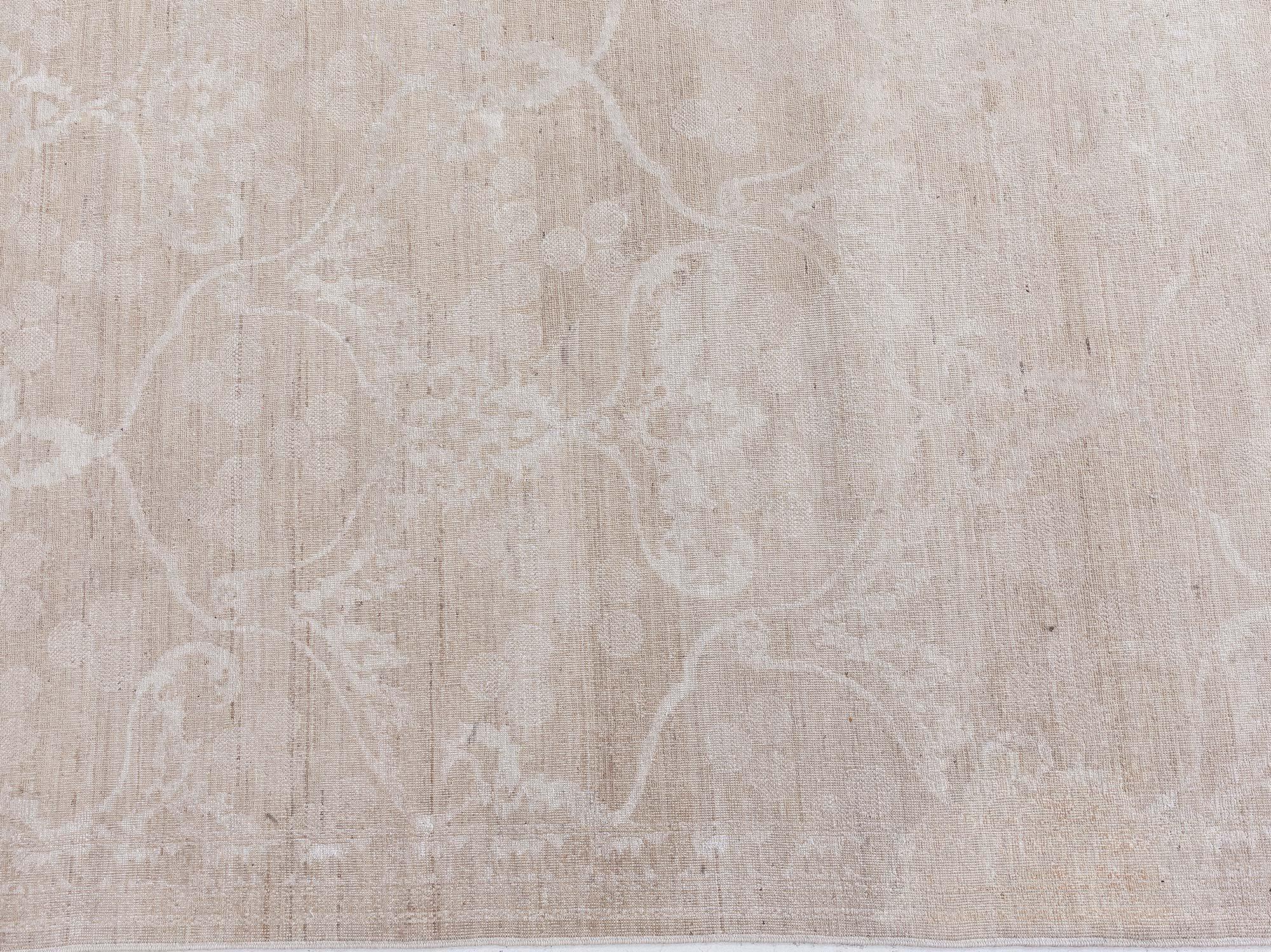 Moderner, geblümter RA7 Grauer, handgefertigter Teppich aus Wolle von Doris Leslie Blau (Handgeknüpft) im Angebot