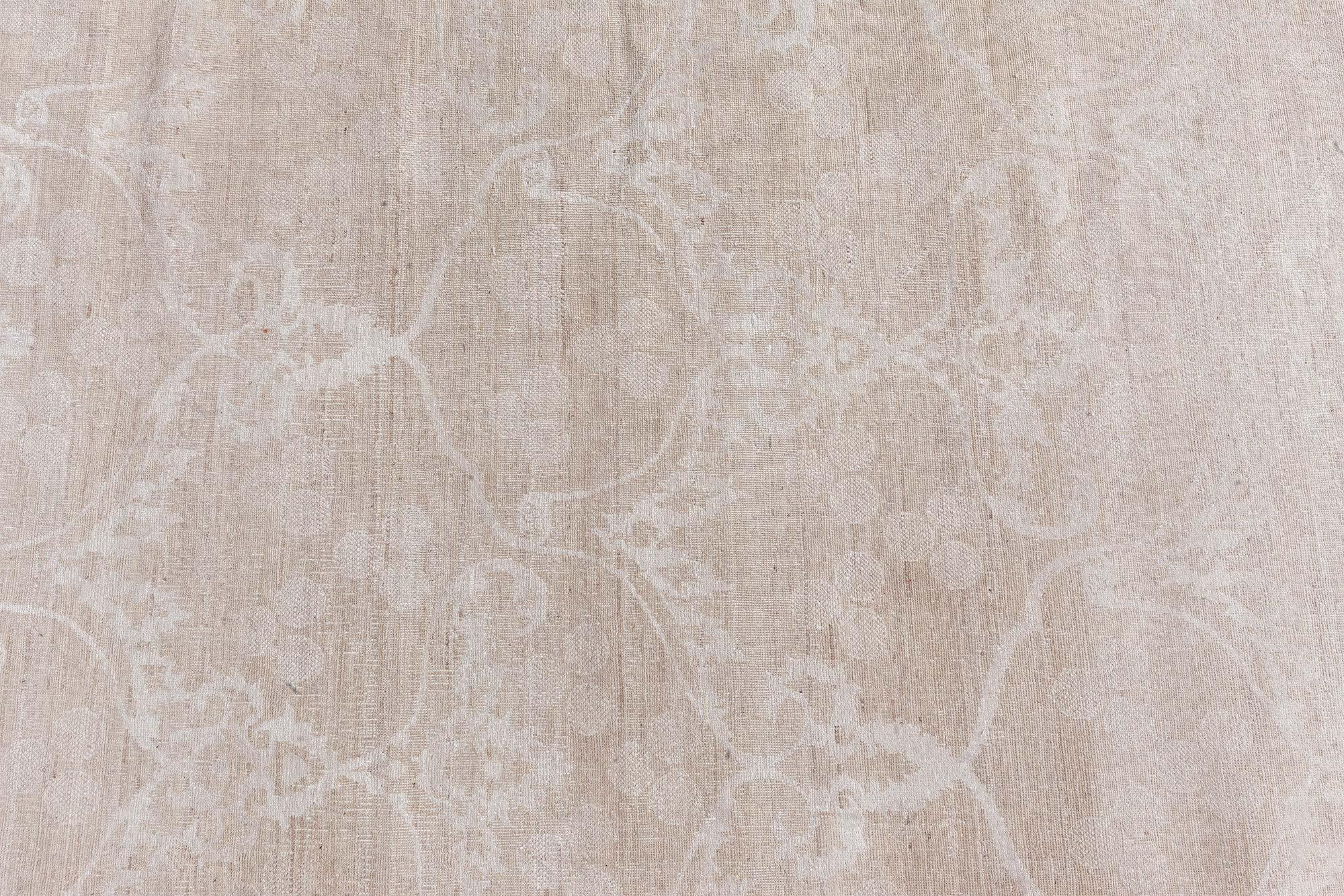 Moderner, geblümter RA7 Grauer, handgefertigter Teppich aus Wolle von Doris Leslie Blau im Zustand „Neu“ im Angebot in New York, NY