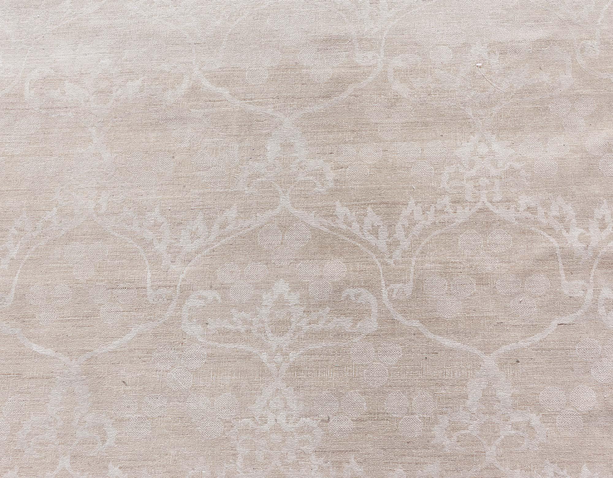 Moderner, geblümter RA7 Grauer, handgefertigter Teppich aus Wolle von Doris Leslie Blau (21. Jahrhundert und zeitgenössisch) im Angebot