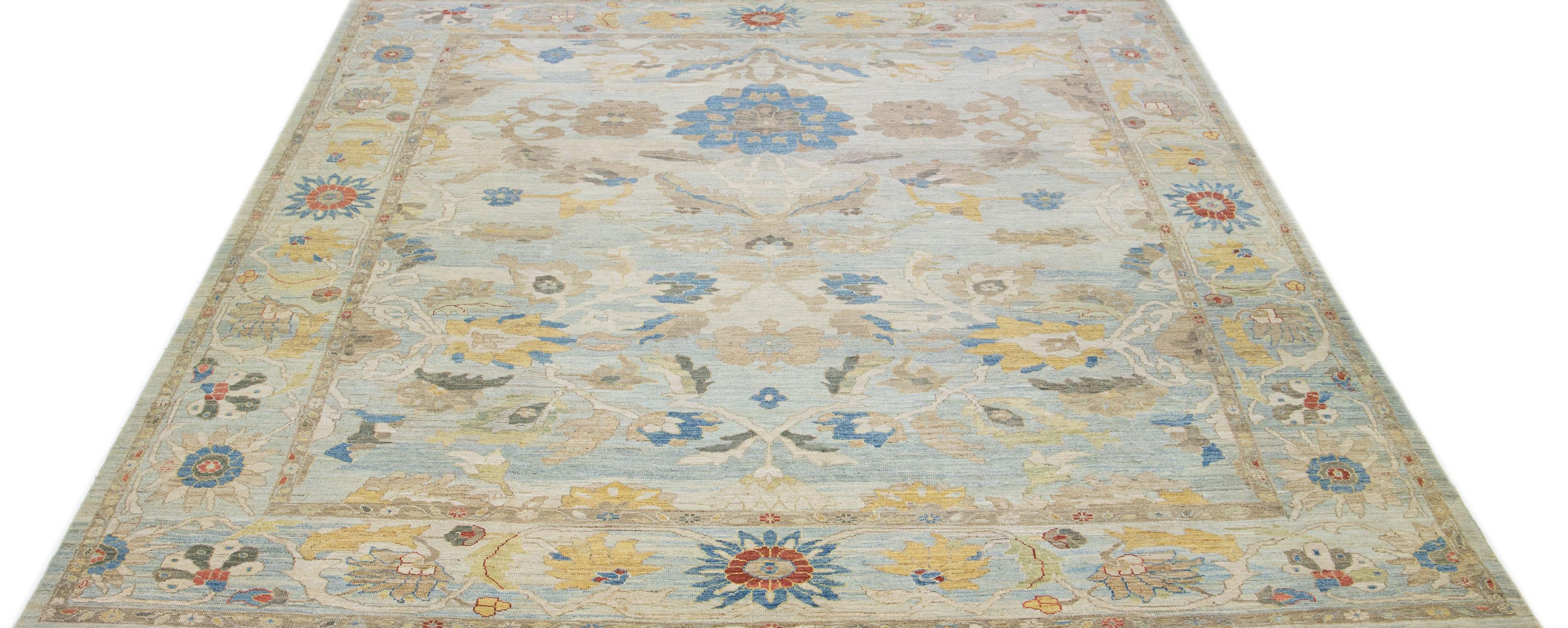 Diese zeitgenössische Interpretation des traditionellen Sultanabad-Stils wird in einem exquisiten, handgeknüpften Wollteppich mit auffallend hellblauer Farbe präsentiert. Ein aufwendig gestalteter Rahmen hebt das florale Motiv hervor, das mit