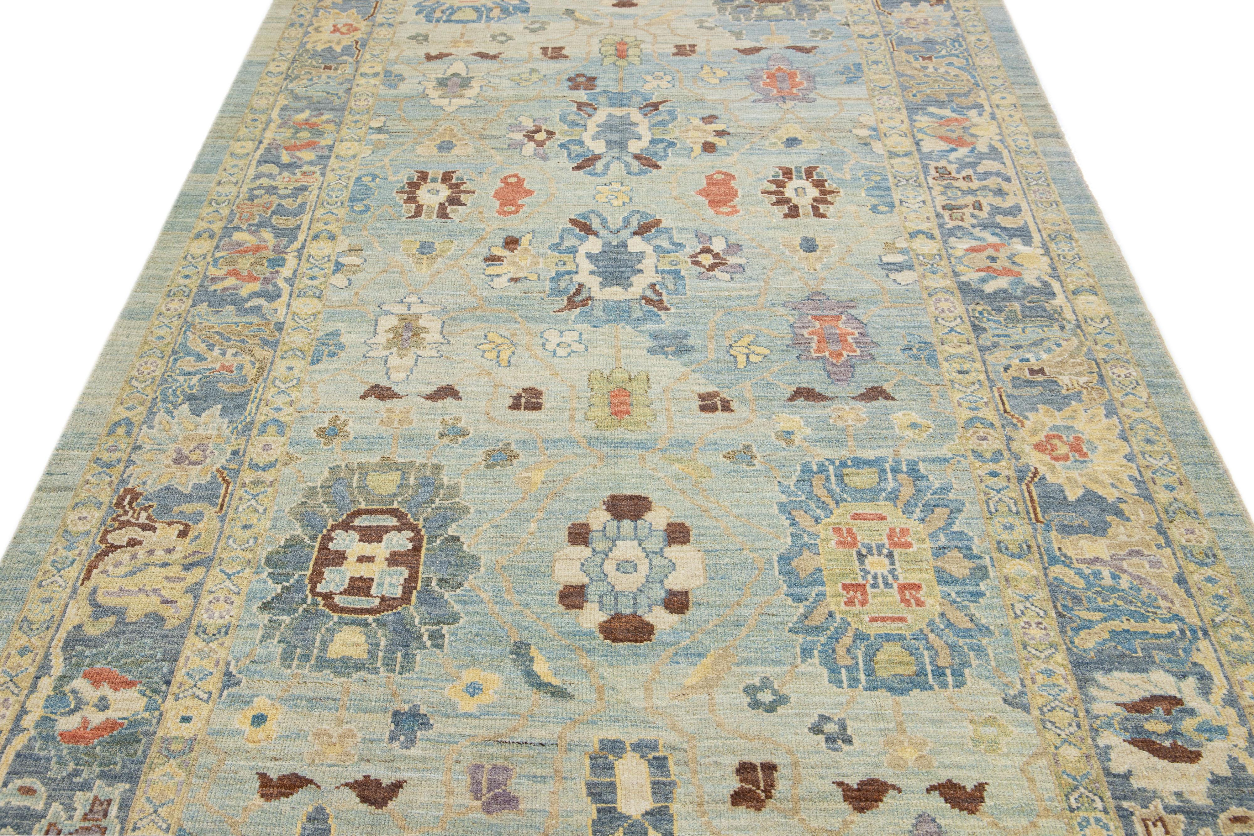 Dieser atemberaubende Sultanabad-Wollteppich besticht durch seine zeitgenössische Schönheit und Handwerkskunst. Er zeichnet sich durch ein reizvolles blaues Farbfeld aus, das von einer marineblauen Umrahmung mit schönen mehrfarbigen Highlights