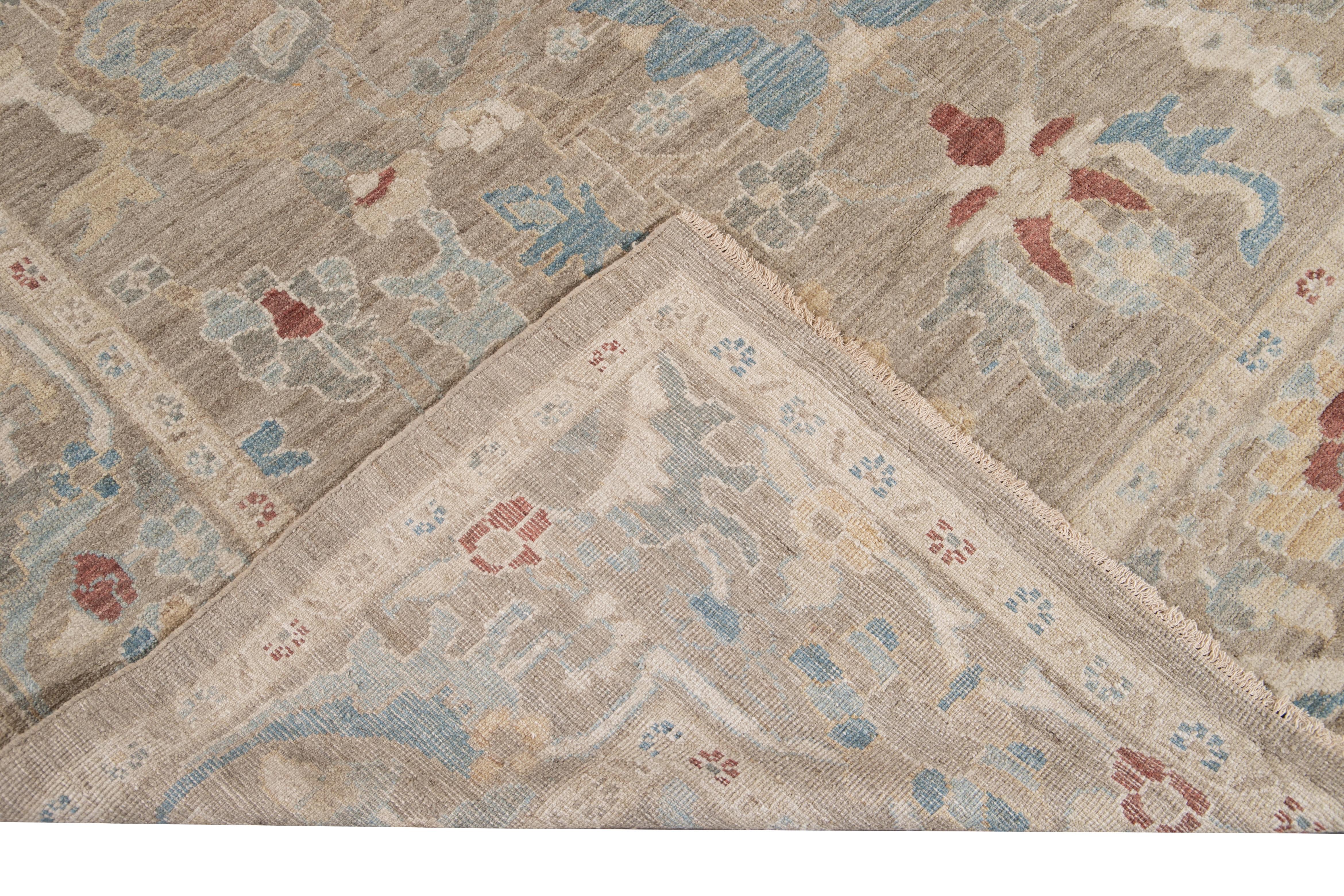 Schöner moderner Sultanabad-Teppich aus handgeknüpfter Wolle mit hellbraunem Feld. Dieser Sultanabad-Teppich hat einen mehrfarbigen Akzent in einem wunderschönen floralen All-Over-Muster im klassischen Botanical-Stil.

Dieser Teppich misst: 8'3