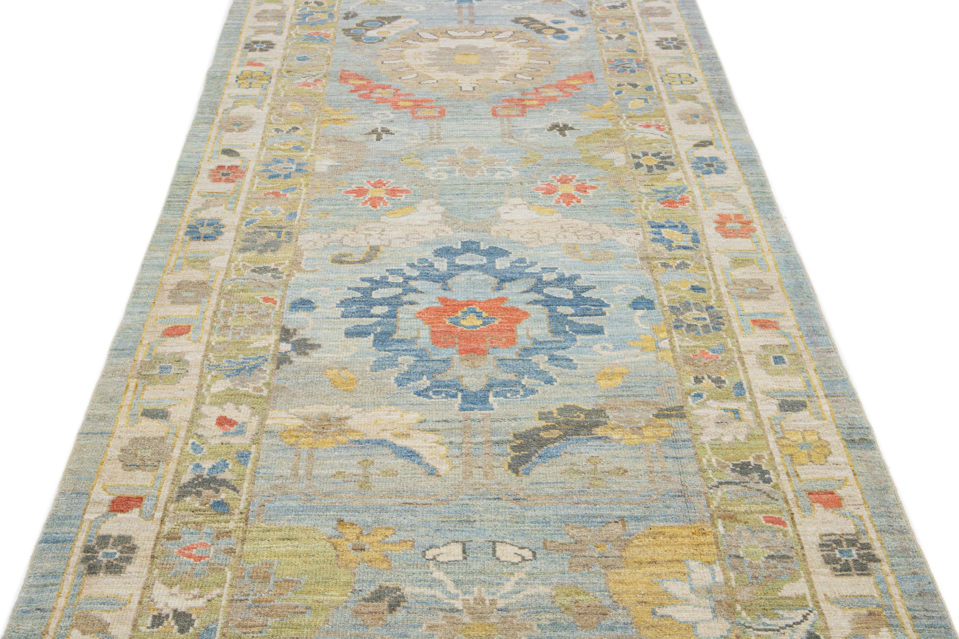Diese zeitgenössische Interpretation des traditionellen Sultanabad-Stils wird in einem exquisiten, handgeknüpften Woll-Läufer in auffallendem Hellblau präsentiert. Ein aufwendig gestalteter Rahmen hebt das florale Motiv hervor, das mit mehrfarbigen