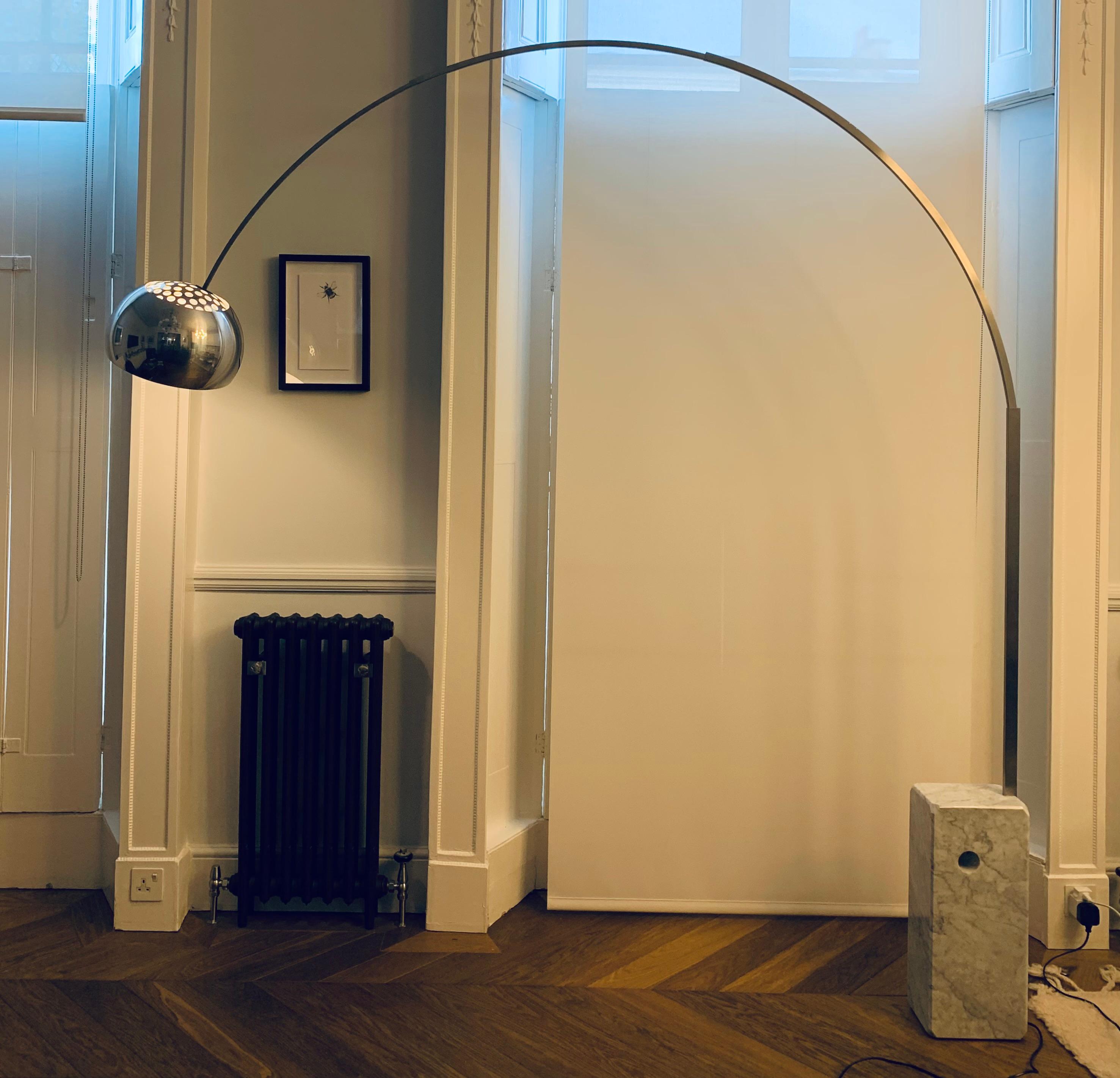 italien Lampadaire moderne FLOS Castiglioni « Arco » en acier inoxydable et marbre Carrera