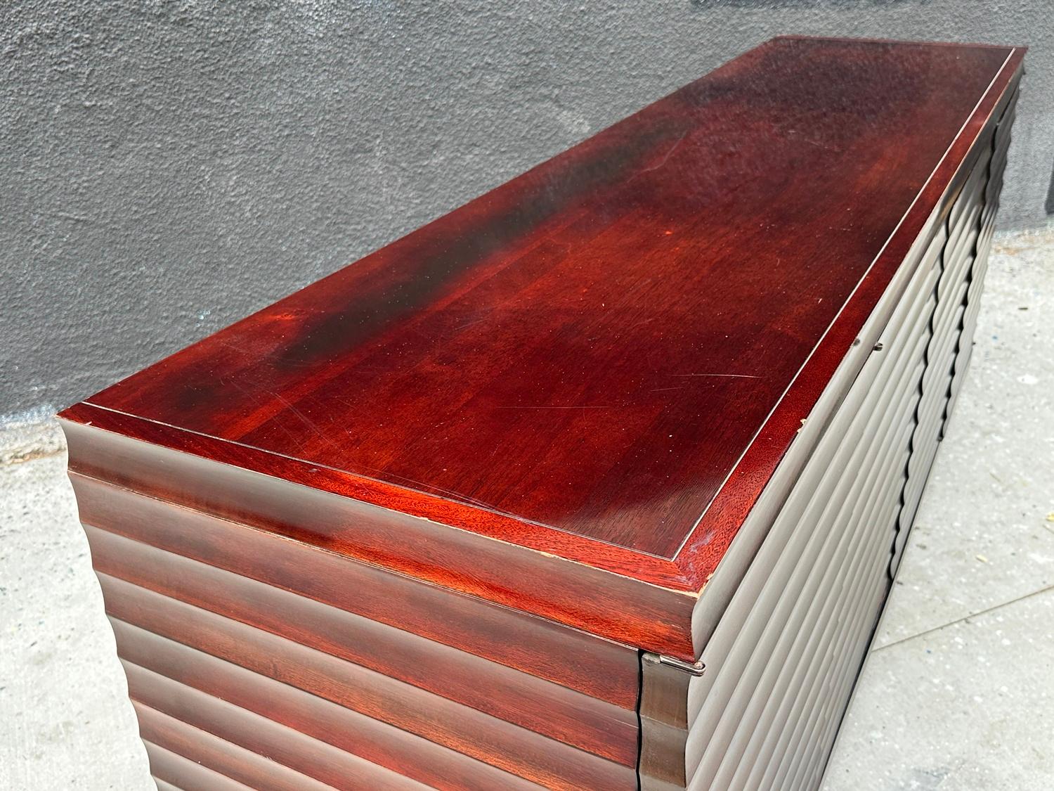 Moderner geriffelter Buffet- Sideboard-Schrank von Barbara Barry für Baker Furniture, USA im Angebot 4
