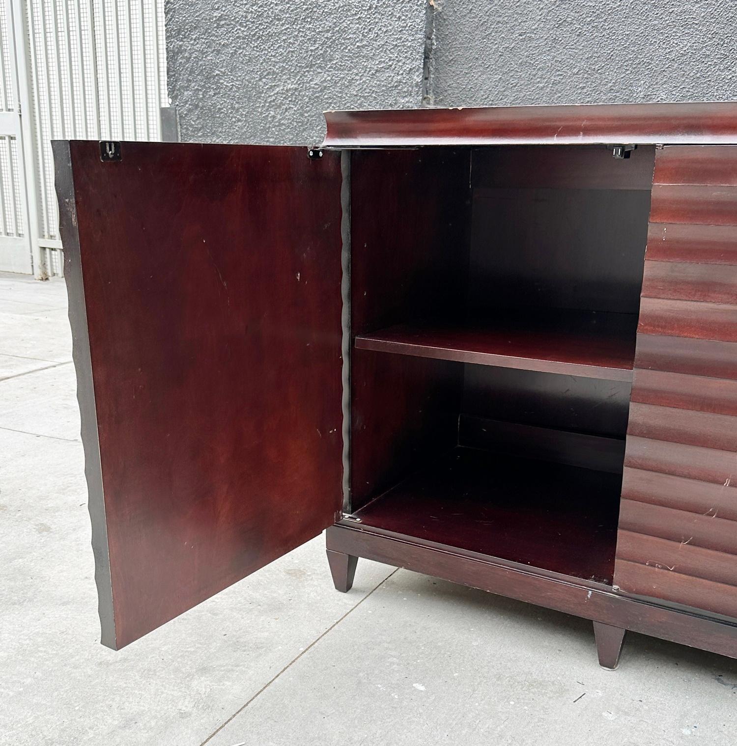 Moderner geriffelter Buffet- Sideboard-Schrank von Barbara Barry für Baker Furniture, USA im Angebot 5