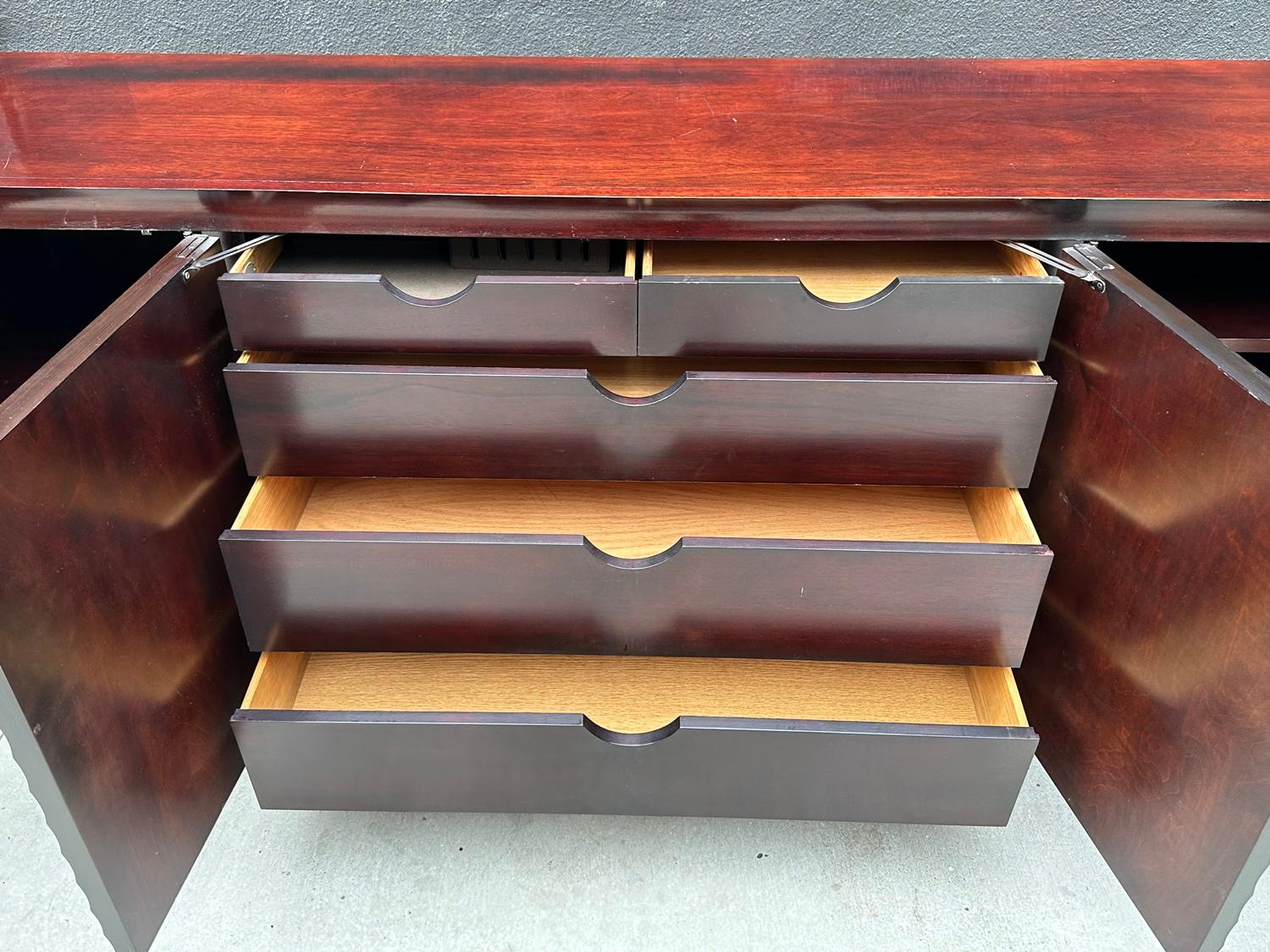 Moderner geriffelter Buffet- Sideboard-Schrank von Barbara Barry für Baker Furniture, USA im Angebot 8